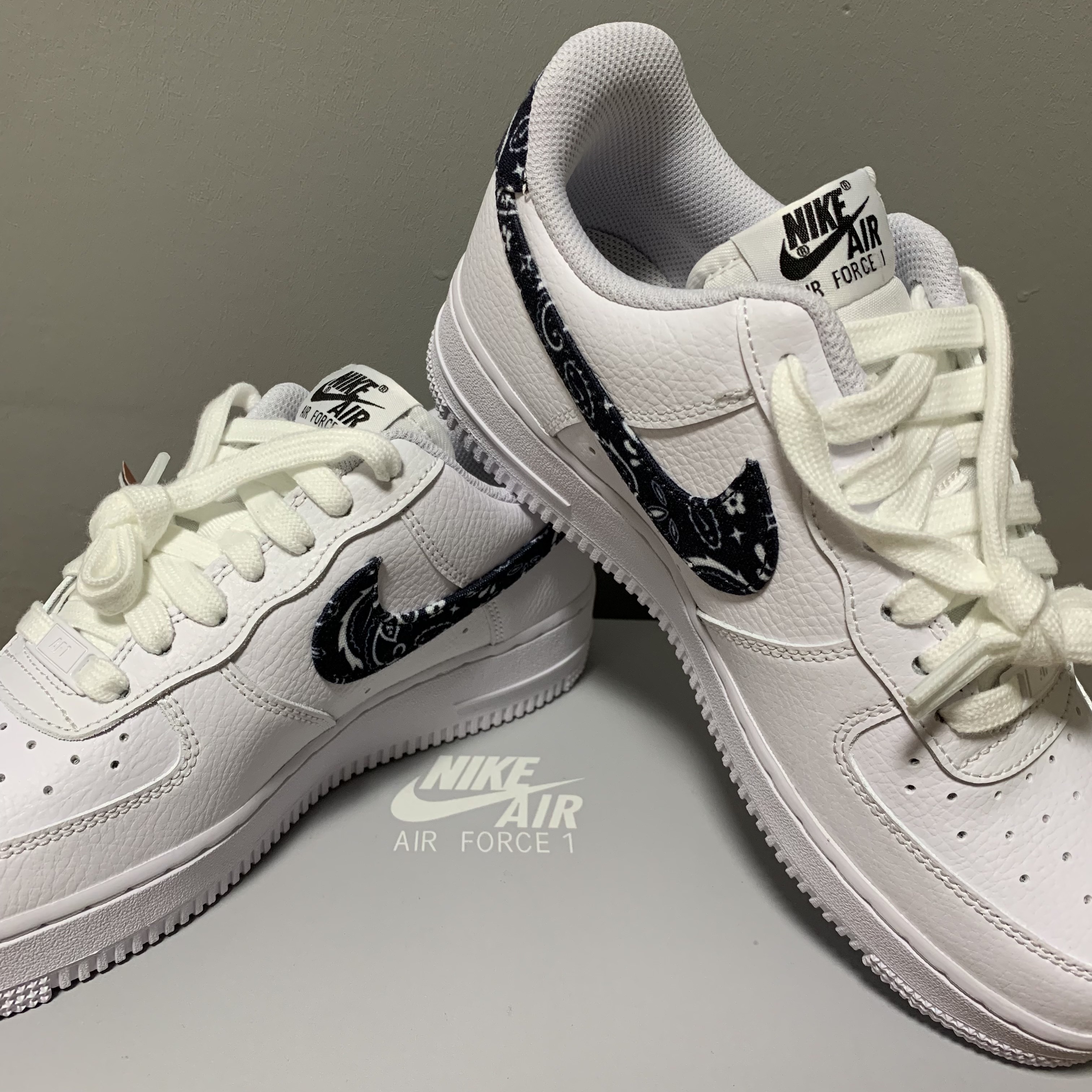 (W) Nike Air Force 1 '07 Essential Paisley Swoosh White Black 착용 스타일 - 1