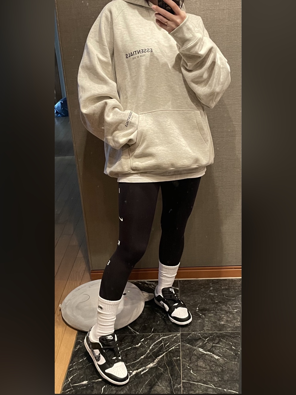 Essentials The Core Collection Pullover Hoodie Oatmeal, Stussy Small Stock Crew Socks White (3 Pack) 착용 스타일 - 1