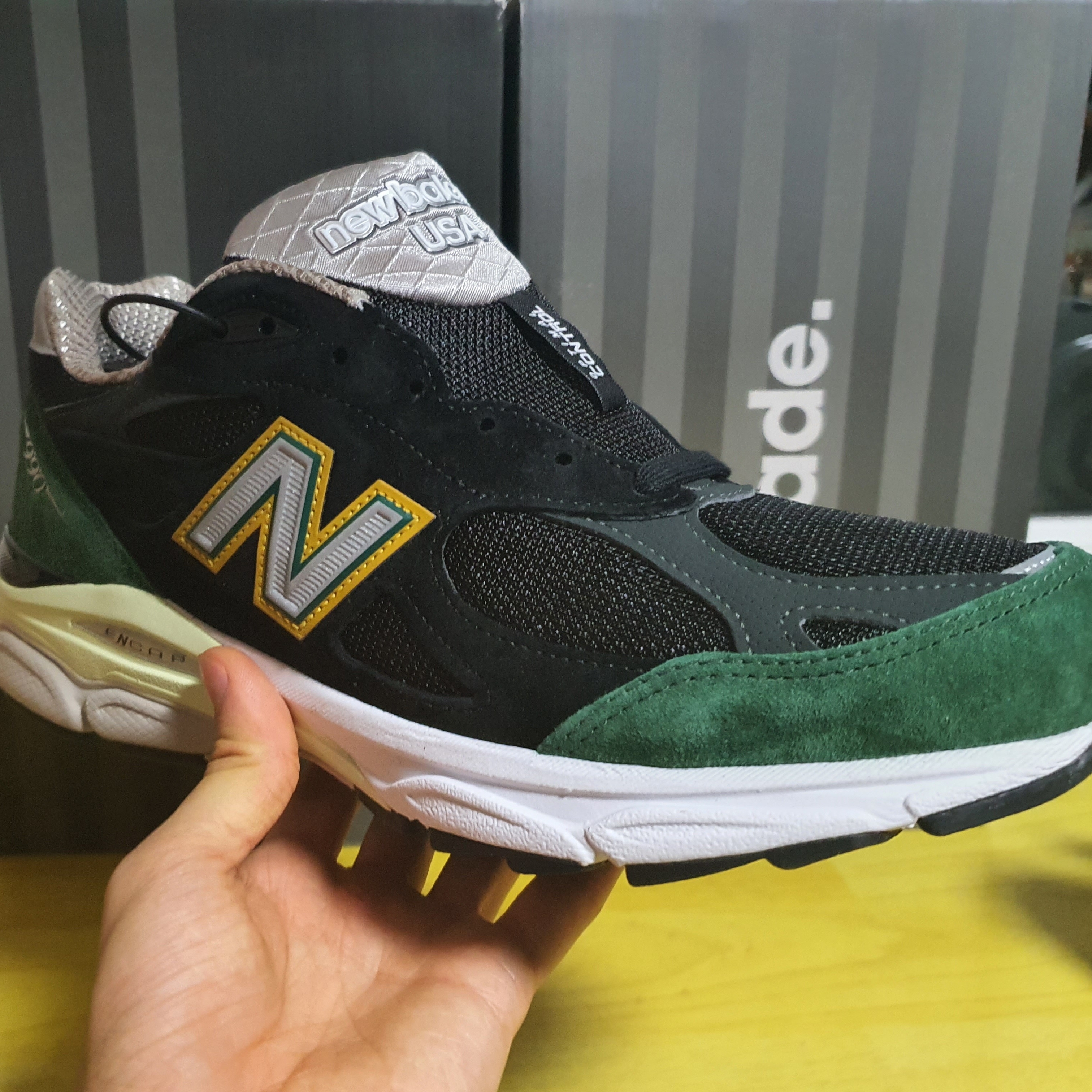 New Balance 990v3 Made in USA Black Green 착용 스타일 - 1