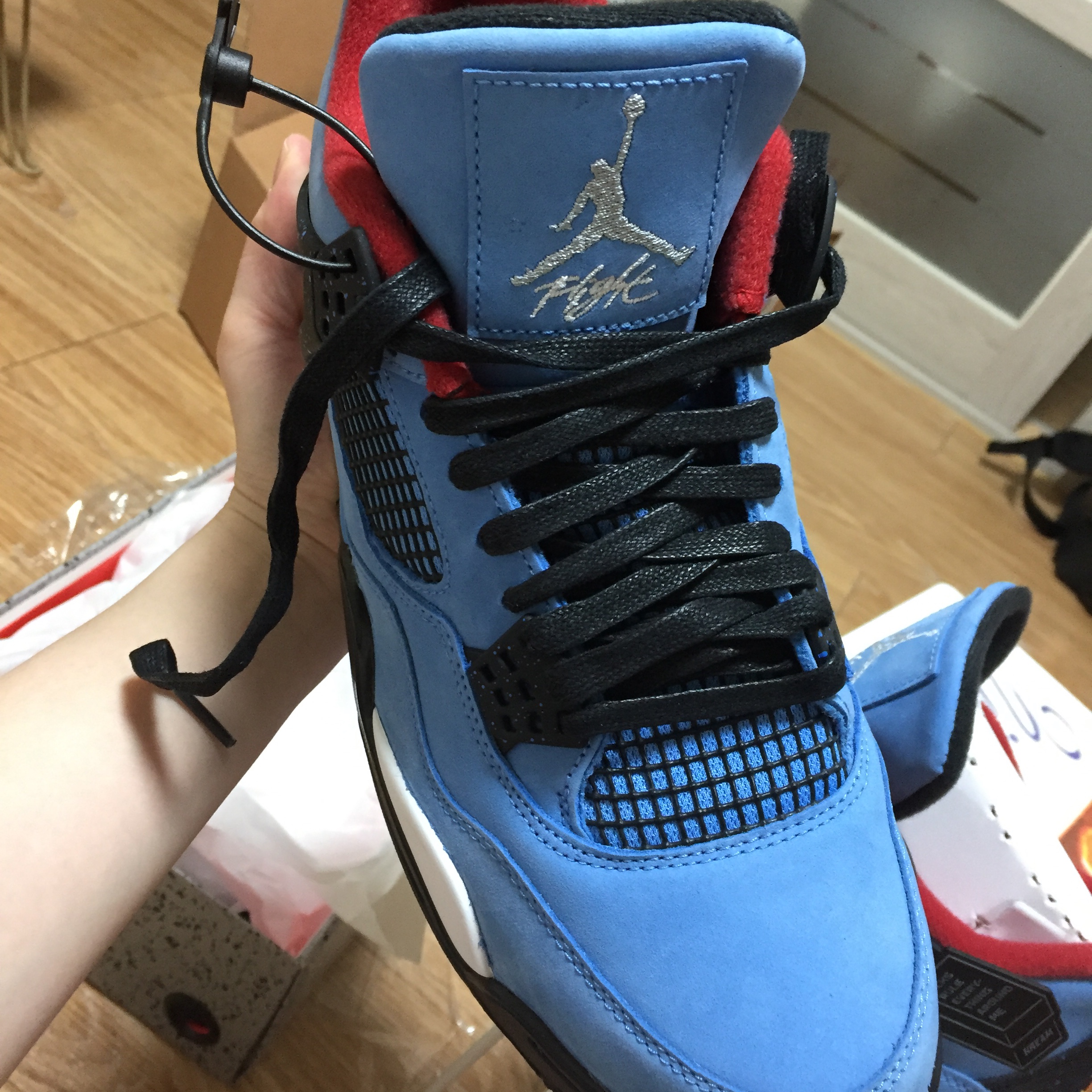 Jordan 4 x Travis Scott Retro Cactus Jack 착용 스타일 - 3