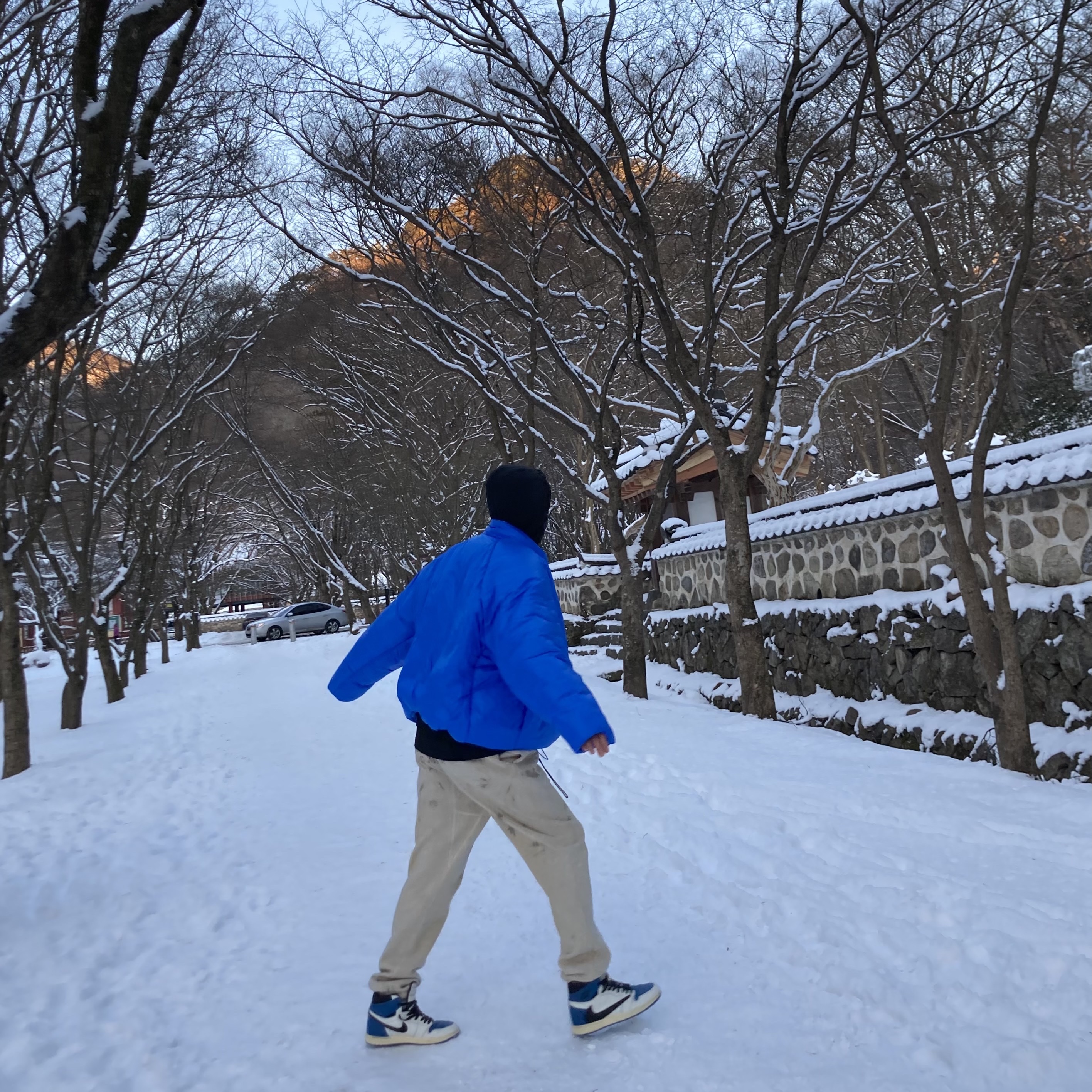 Jordan 1 x Travis Scott x Fragment Retro High OG SP Military Blue, Yeezy Gap Round Jacket Blue 착용 스타일
