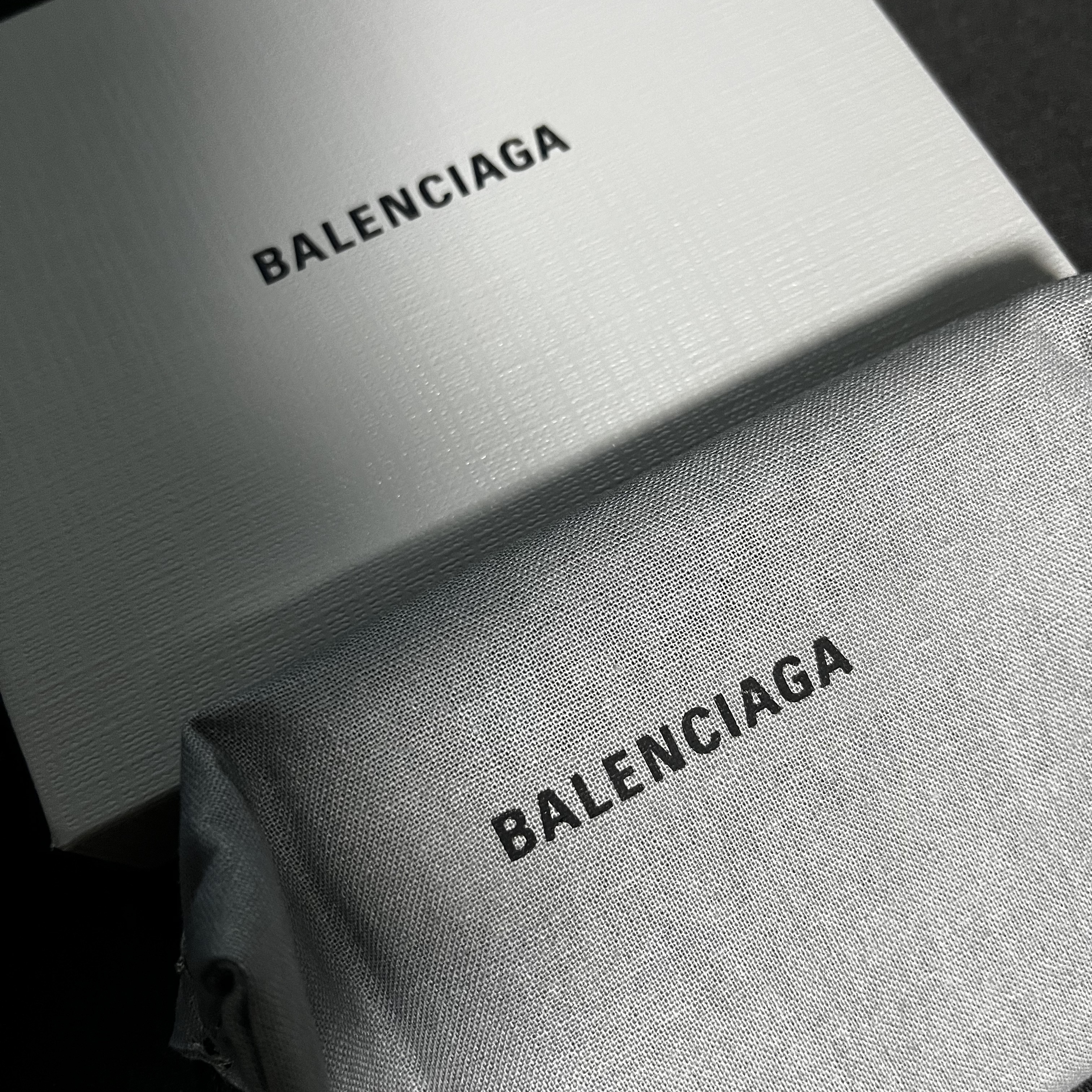 Balenciaga Grainy Leather Cash Card Holder Black 착용 스타일 - 2