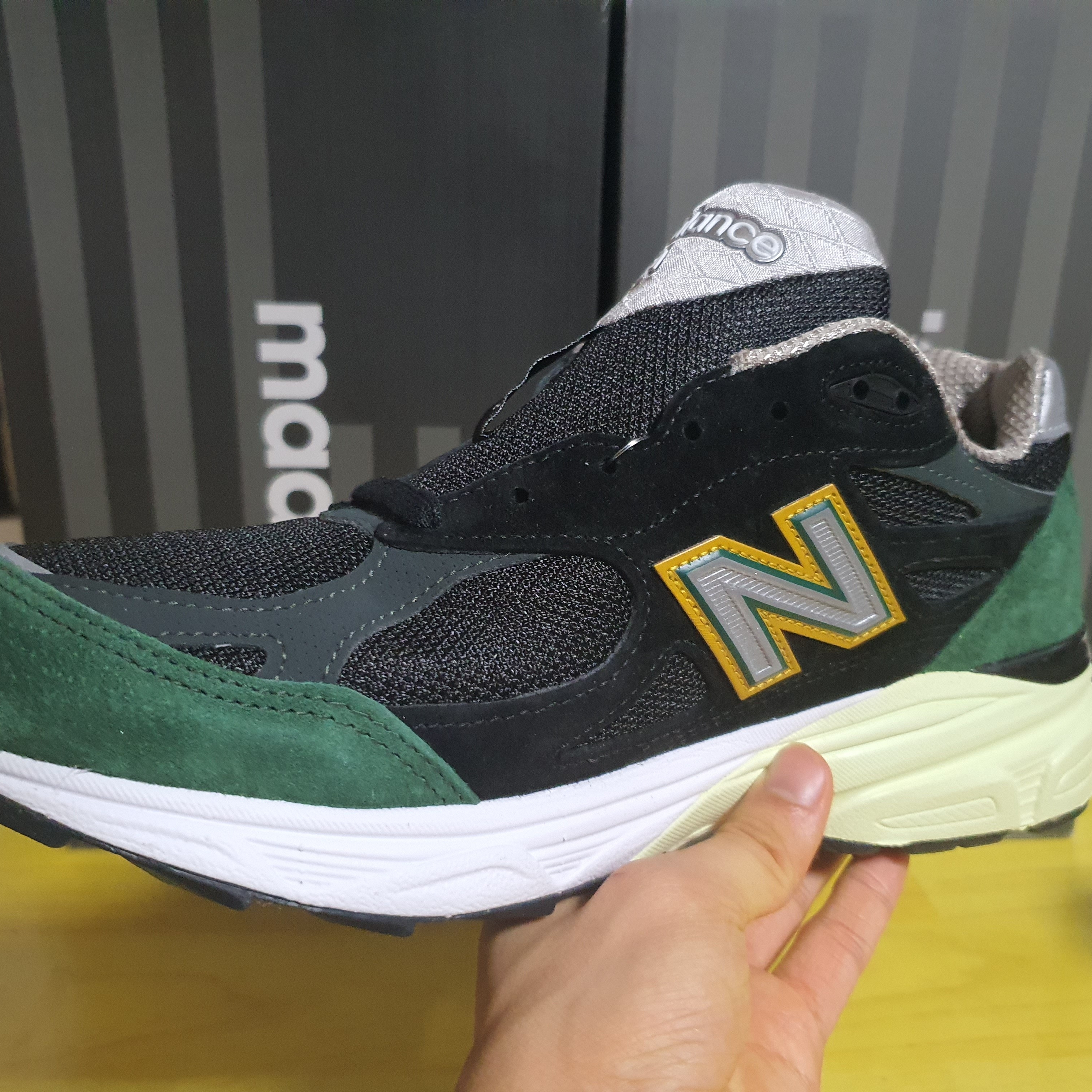 New Balance 990v3 Made in USA Black Green 착용 스타일 - 2