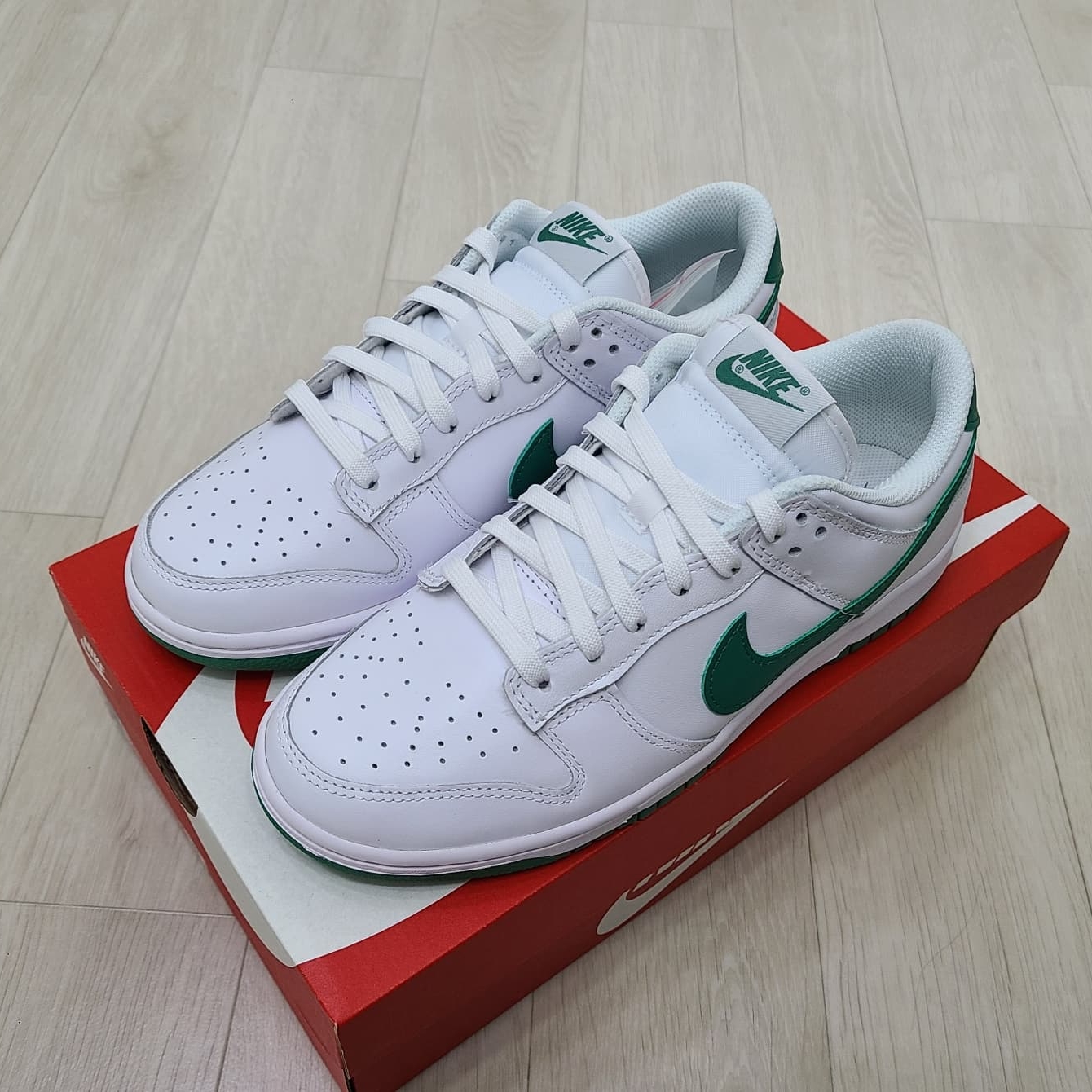 (W) Nike Dunk Low White Green 착용 스타일 - 2