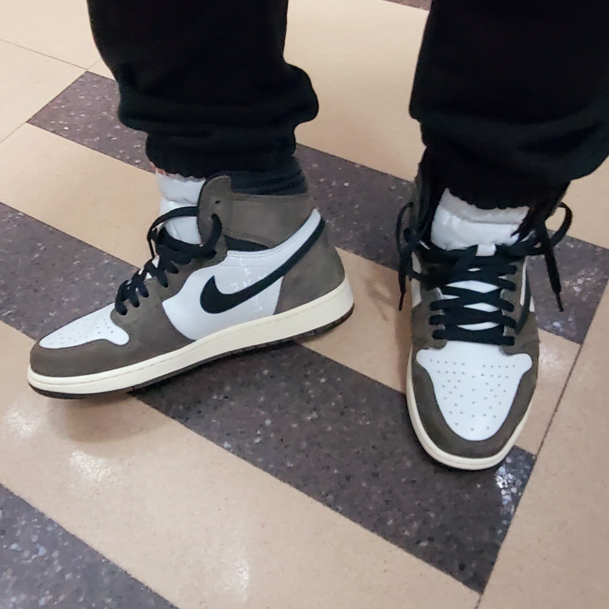 Jordan 1 x Travis Scott Retro High OG SP Mocha 착용 스타일 - 4