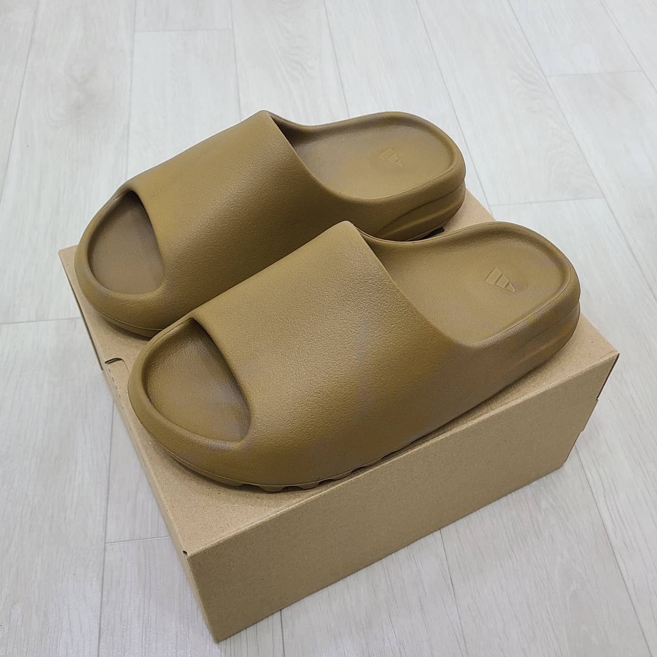 Adidas Yeezy Slide Ochre, (Infant) Adidas Yeezy Slide Ochre 착용 스타일 - 2