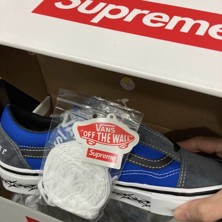 Vans x Supreme Old Skool Tribal Charcoal Royal 착용 스타일