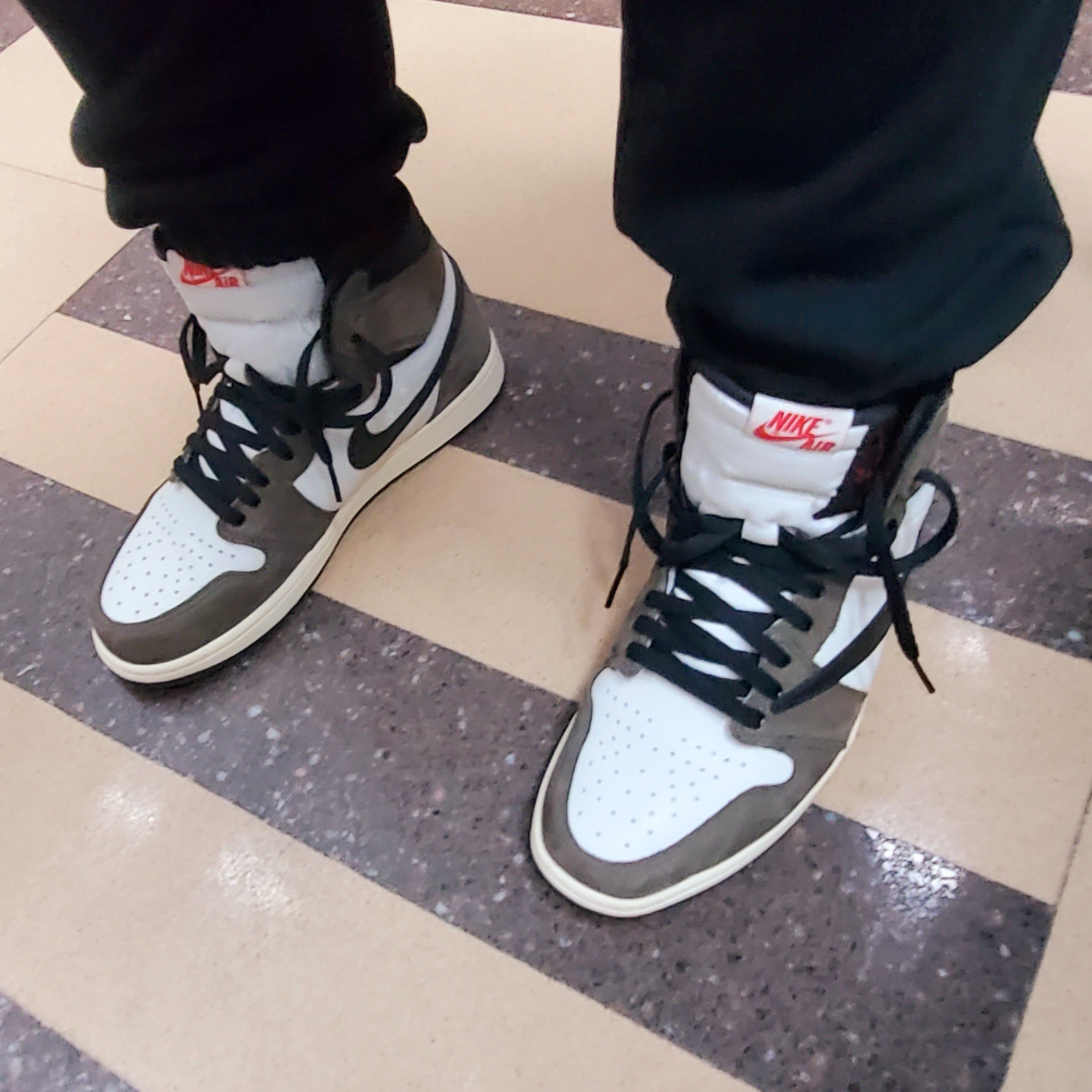 Jordan 1 x Travis Scott Retro High OG SP Mocha 착용 스타일 - 3