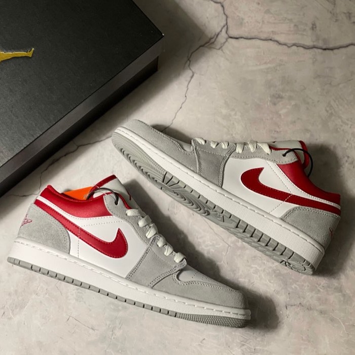 Jordan 1 Low SE Light Smoke Grey Gym Red 착용 스타일 - 1