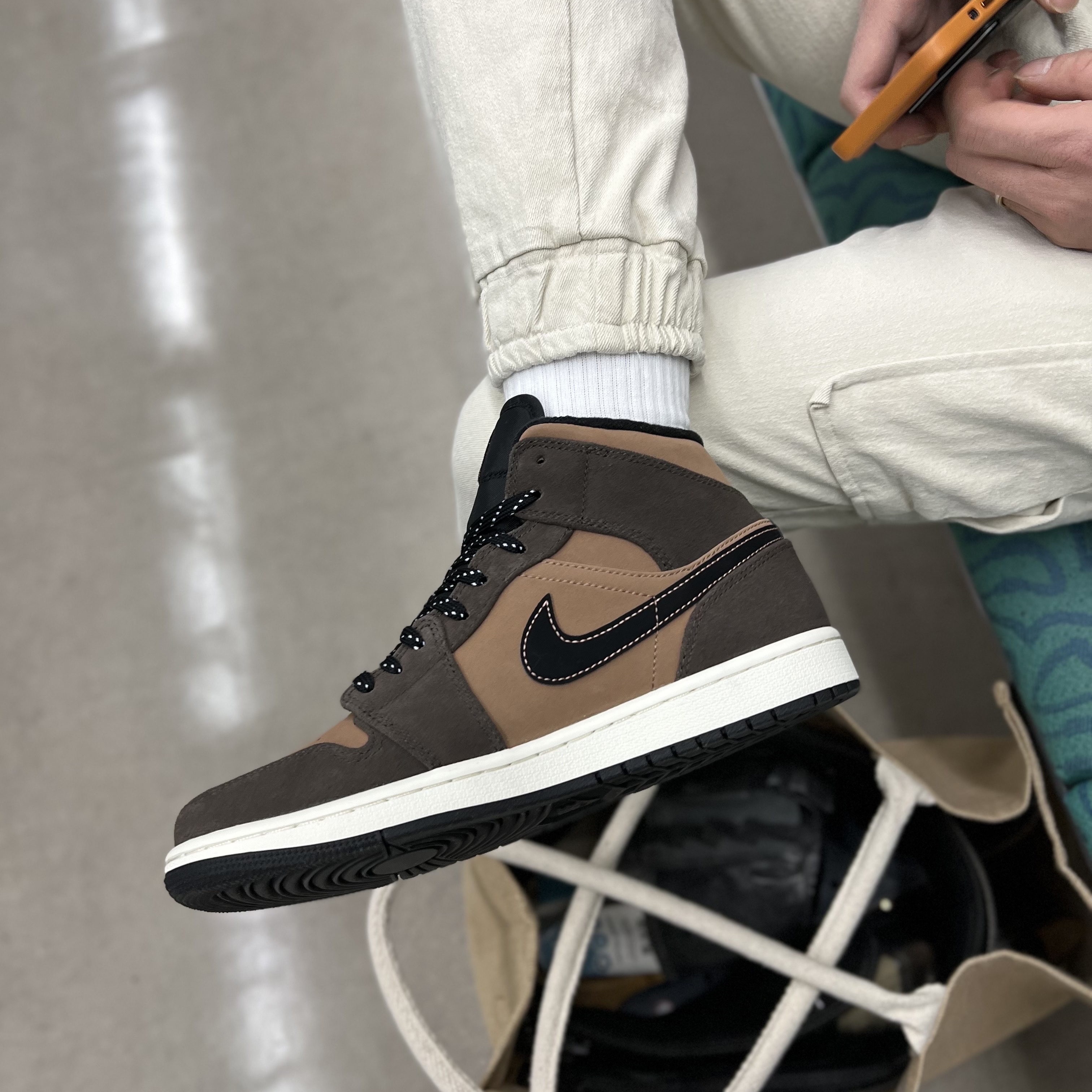 Jordan 1 Mid SE Dark Chocolate, (W) Jordan 1 Retro High OG Atmosphere 착용 스타일 - 3