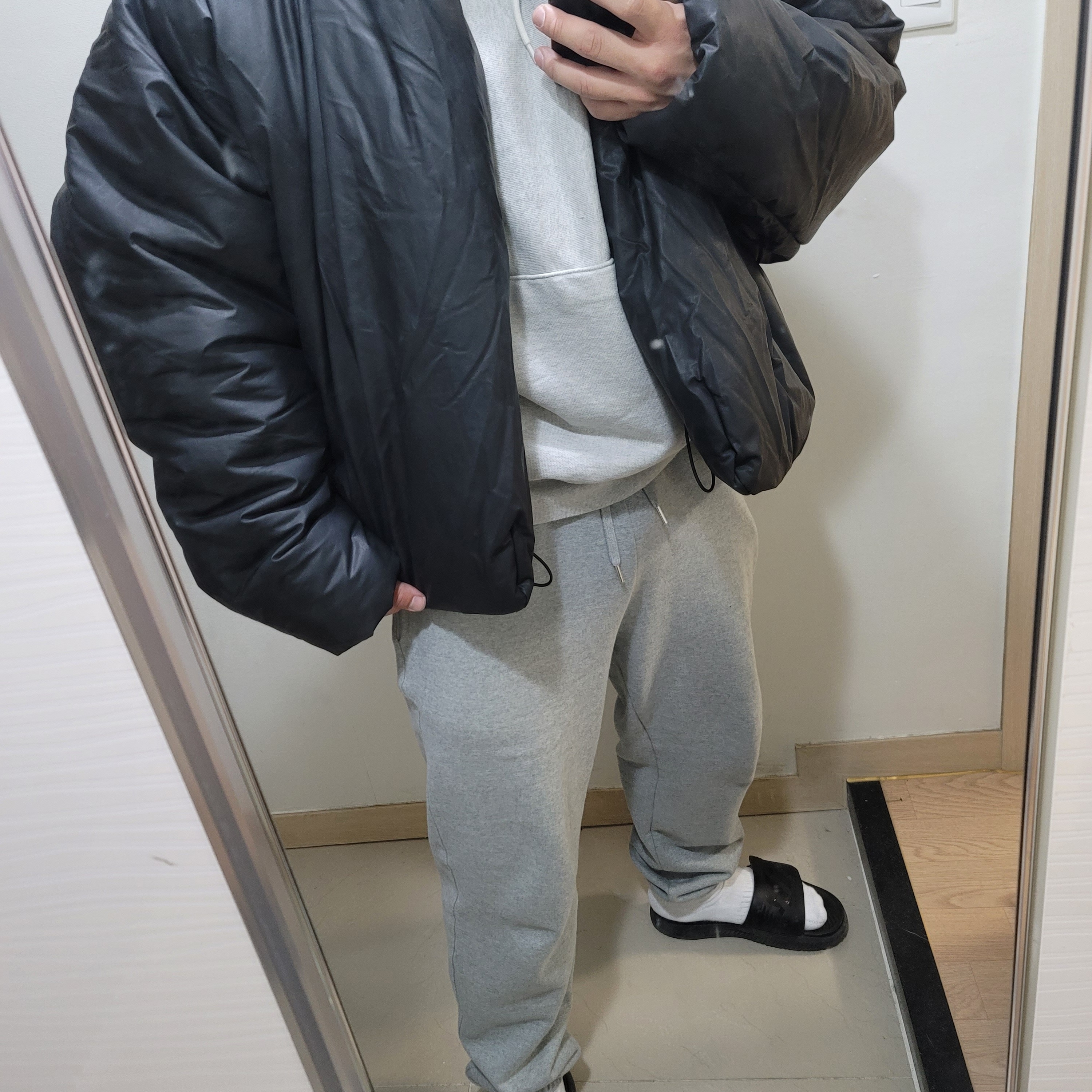 Yeezy Gap Round Jacket Black 착용 스타일 - 1