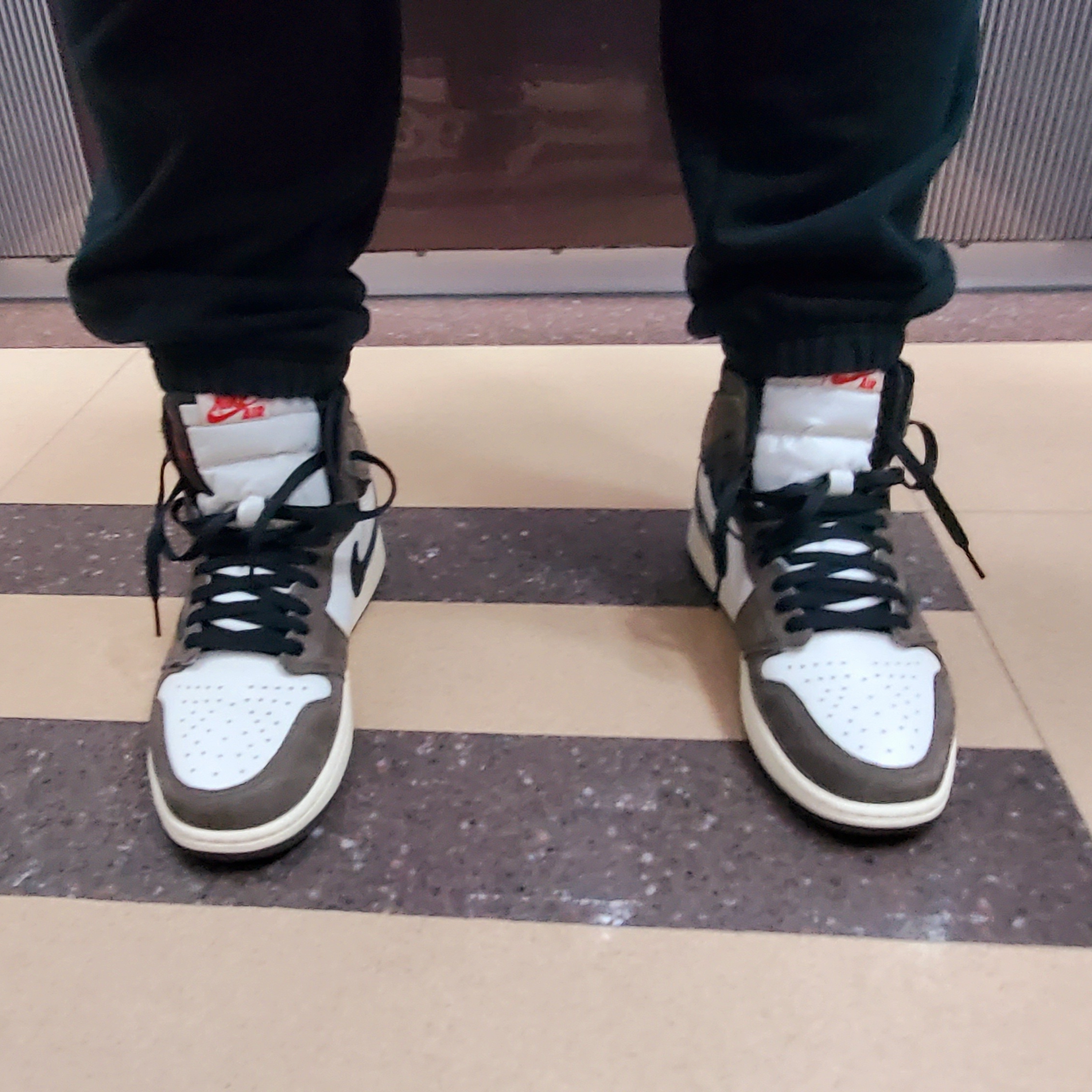Jordan 1 x Travis Scott Retro High OG SP Mocha 착용 스타일 - 1