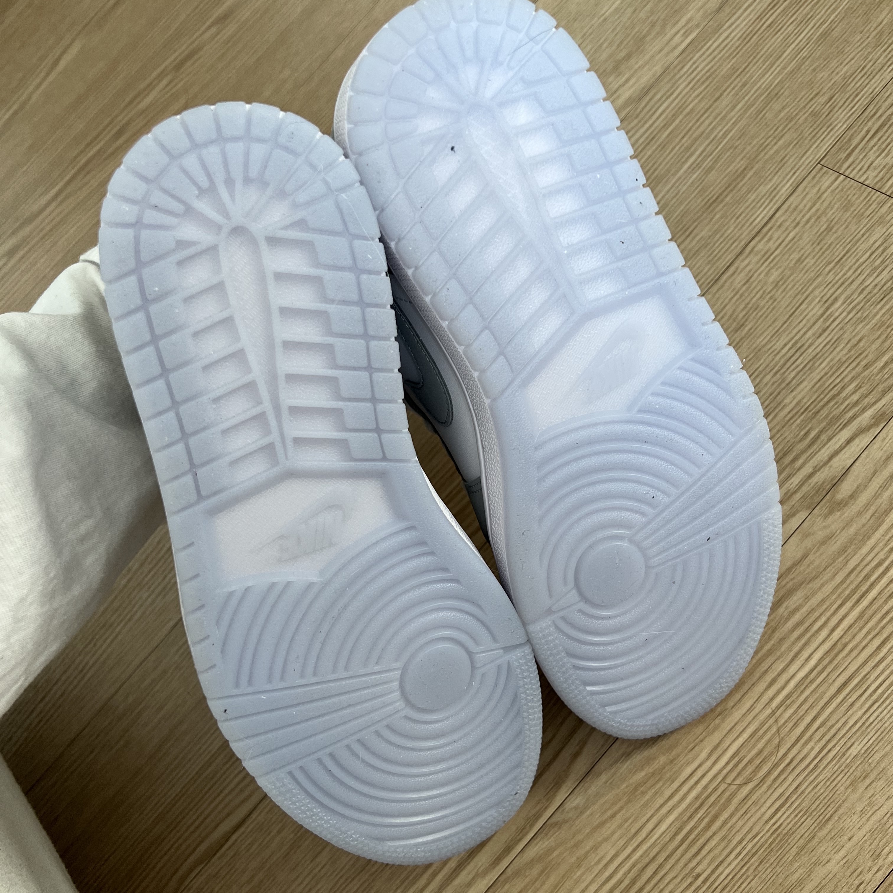 (W) Jordan 1 Low White Wolf Grey 착용 스타일 - 4