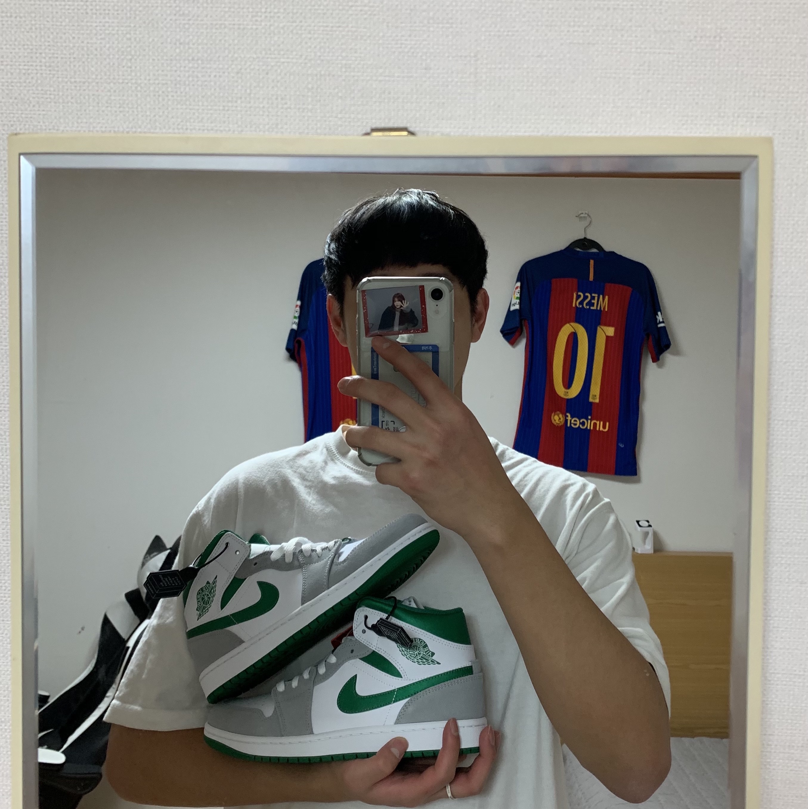 Jordan 1 Mid SE Pine Green Light Smoke Grey 착용 스타일 - 1
