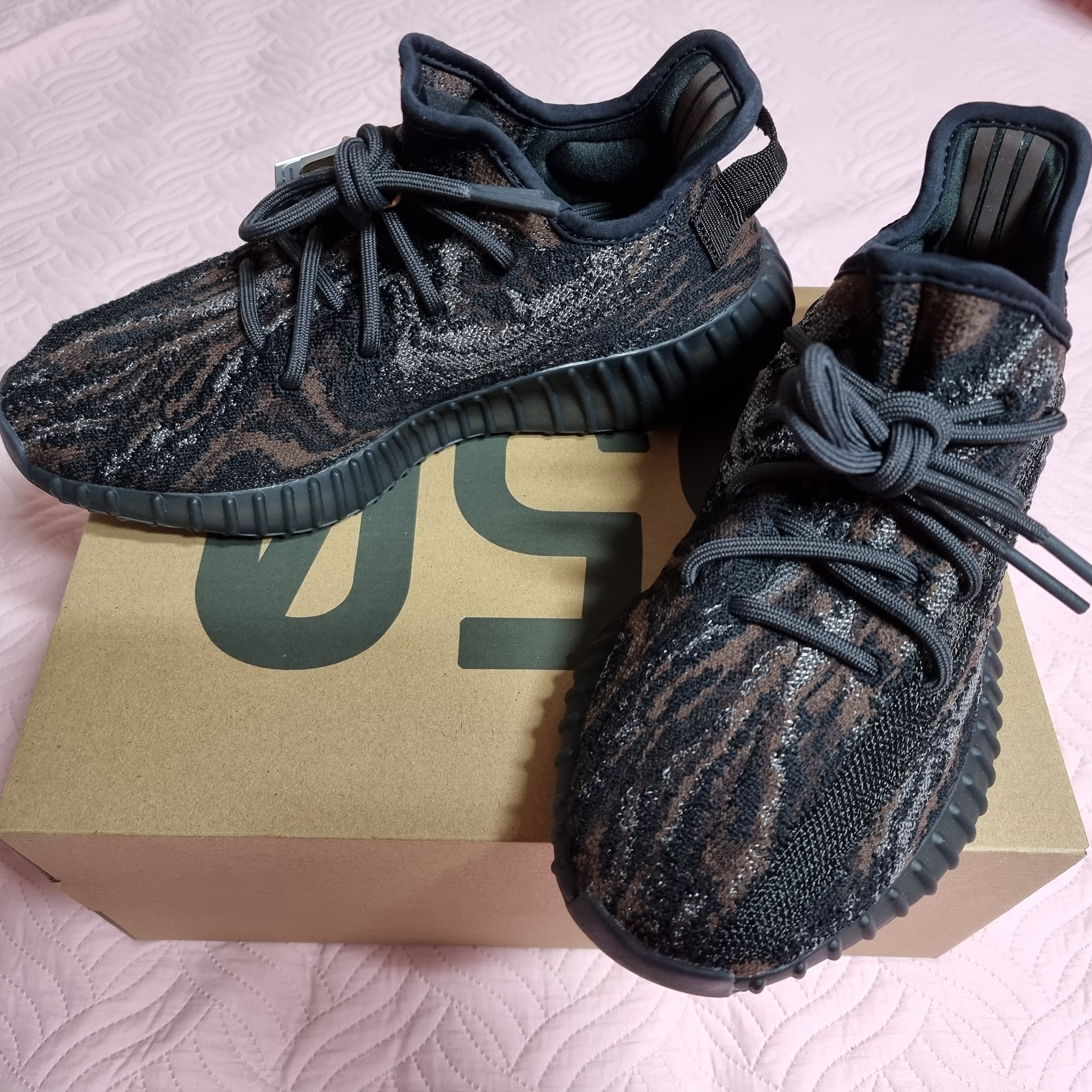 Adidas Yeezy Boost 350 V2 MX Rock 착용 스타일