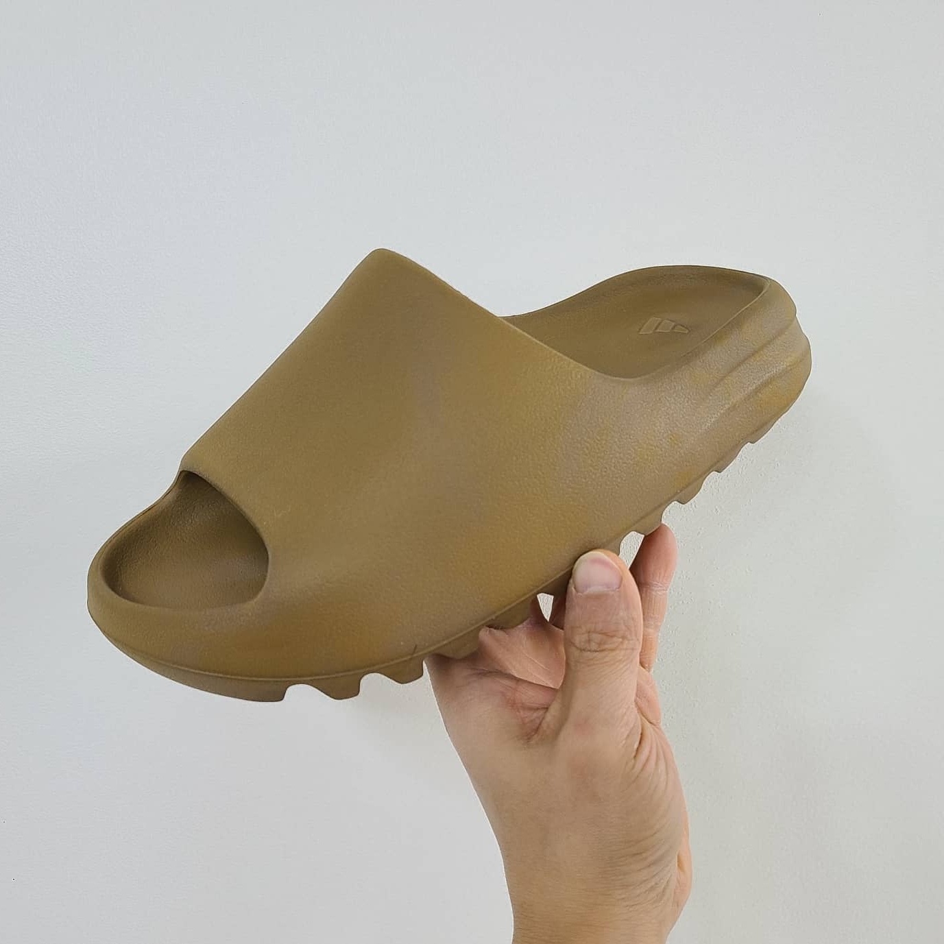 Adidas Yeezy Slide Ochre, (Infant) Adidas Yeezy Slide Ochre 착용 스타일 - 1