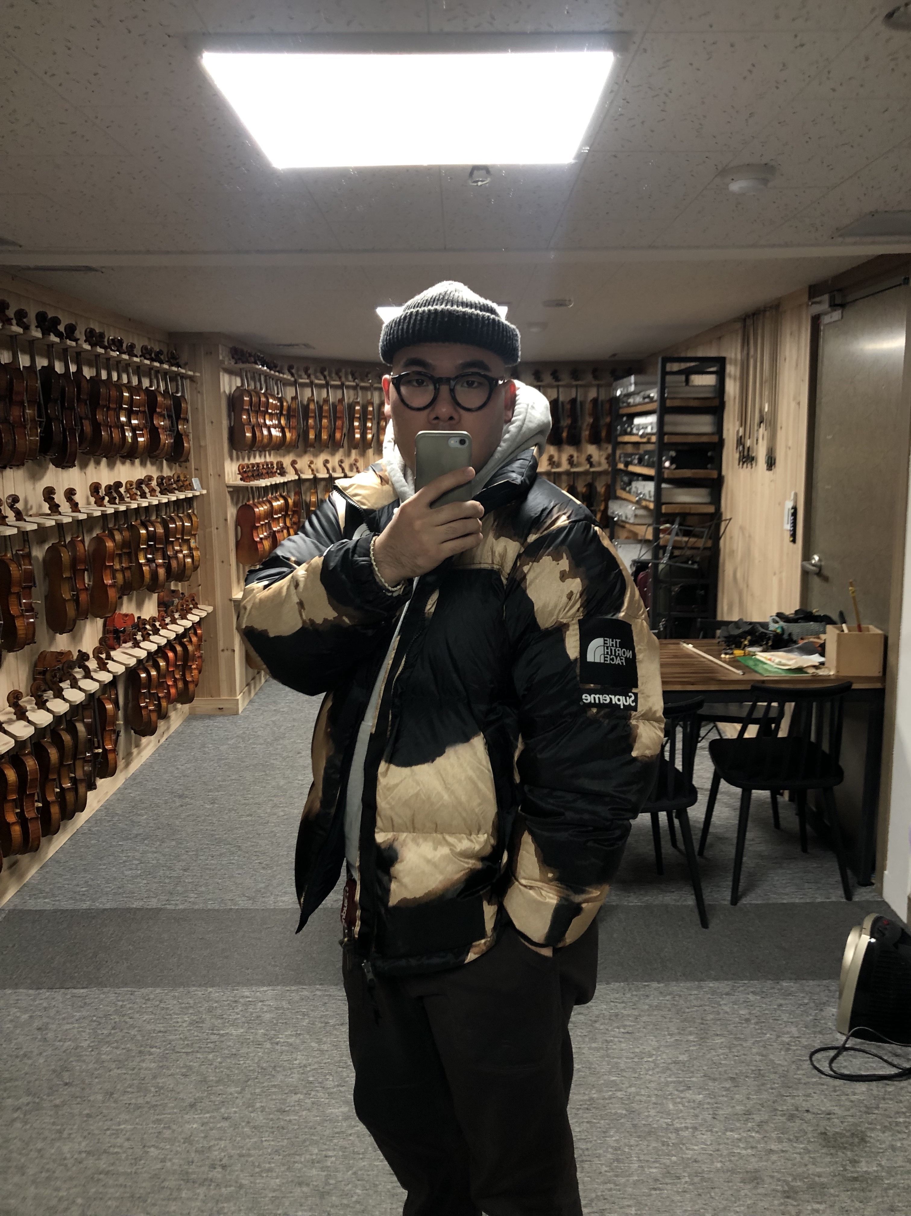 Supreme x The North Face Bleached Denim Print Nuptse Jacket Black - 21FW, Jordan 1 Retro High OG Chicago 2015 착용 스타일 - 2