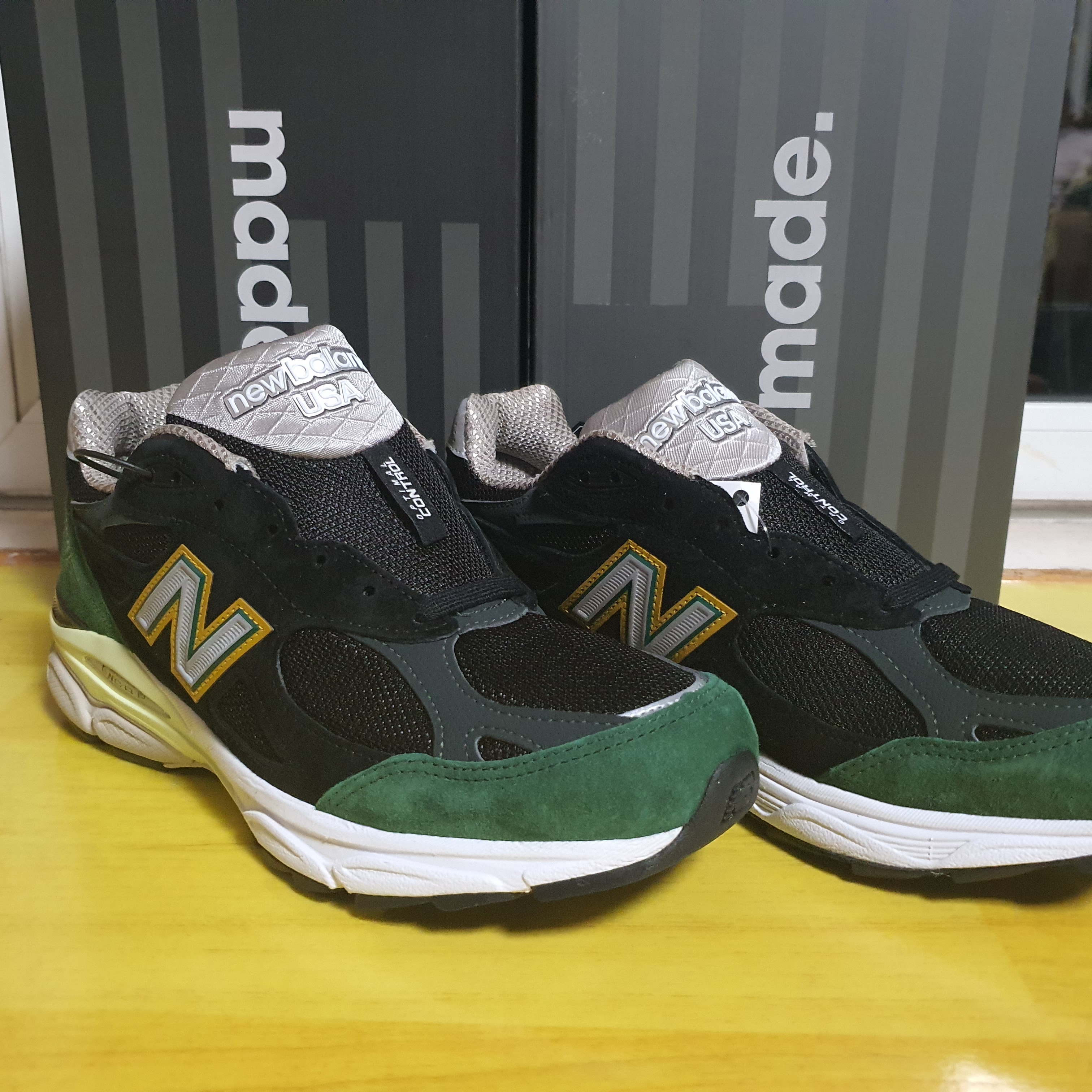 New Balance 990v3 Made in USA Black Green 착용 스타일 - 4