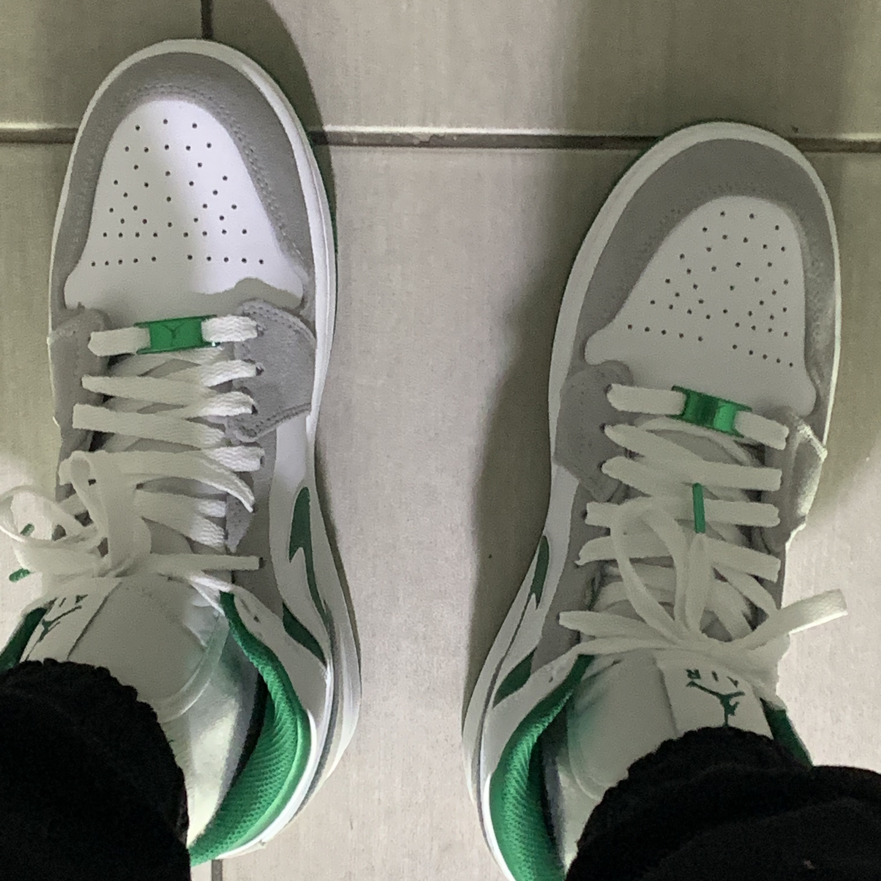 Jordan 1 Mid SE Pine Green Light Smoke Grey 착용 스타일 - 3