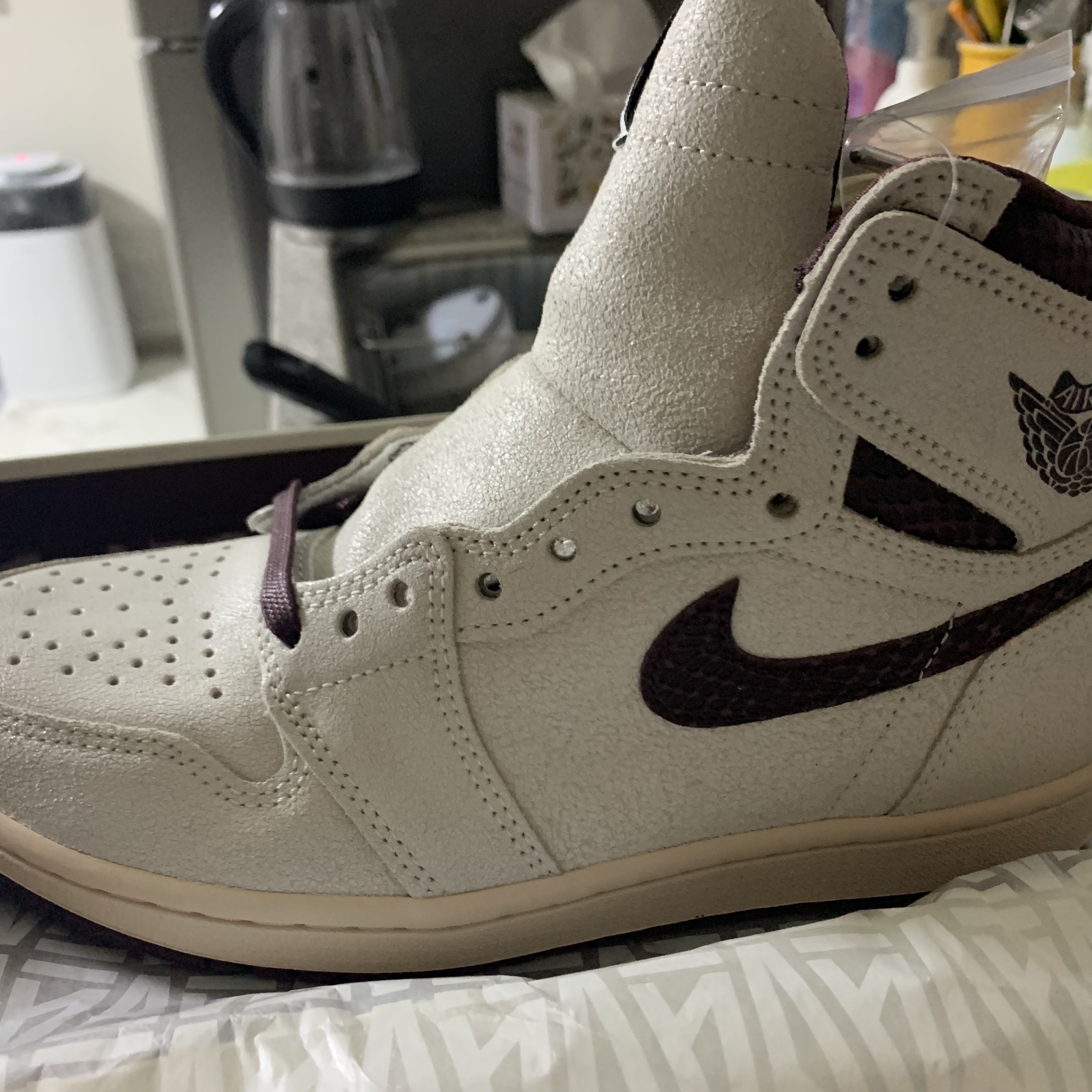 Jordan 1 x A Ma Maniere Retro High OG SP Sail and Burgundy 착용 스타일 - 1