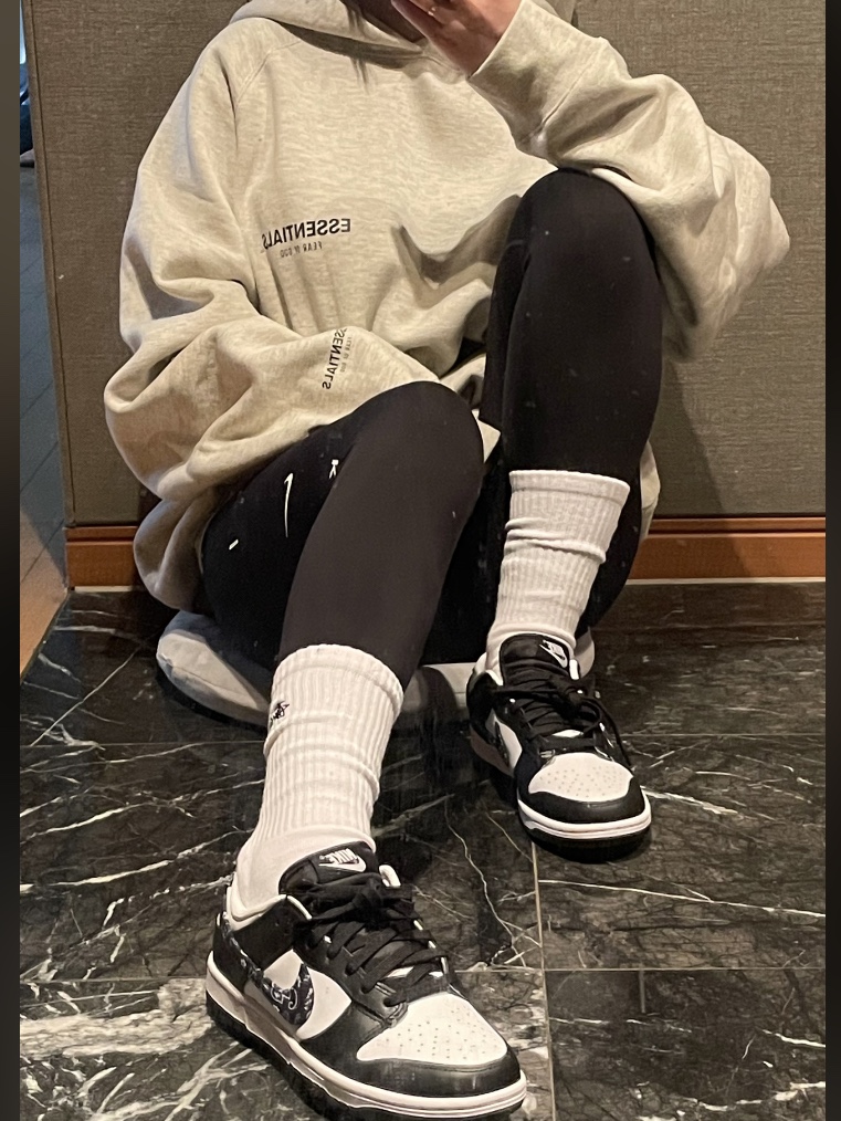 Essentials The Core Collection Pullover Hoodie Oatmeal, Stussy Small Stock Crew Socks White (3 Pack) 착용 스타일 - 2