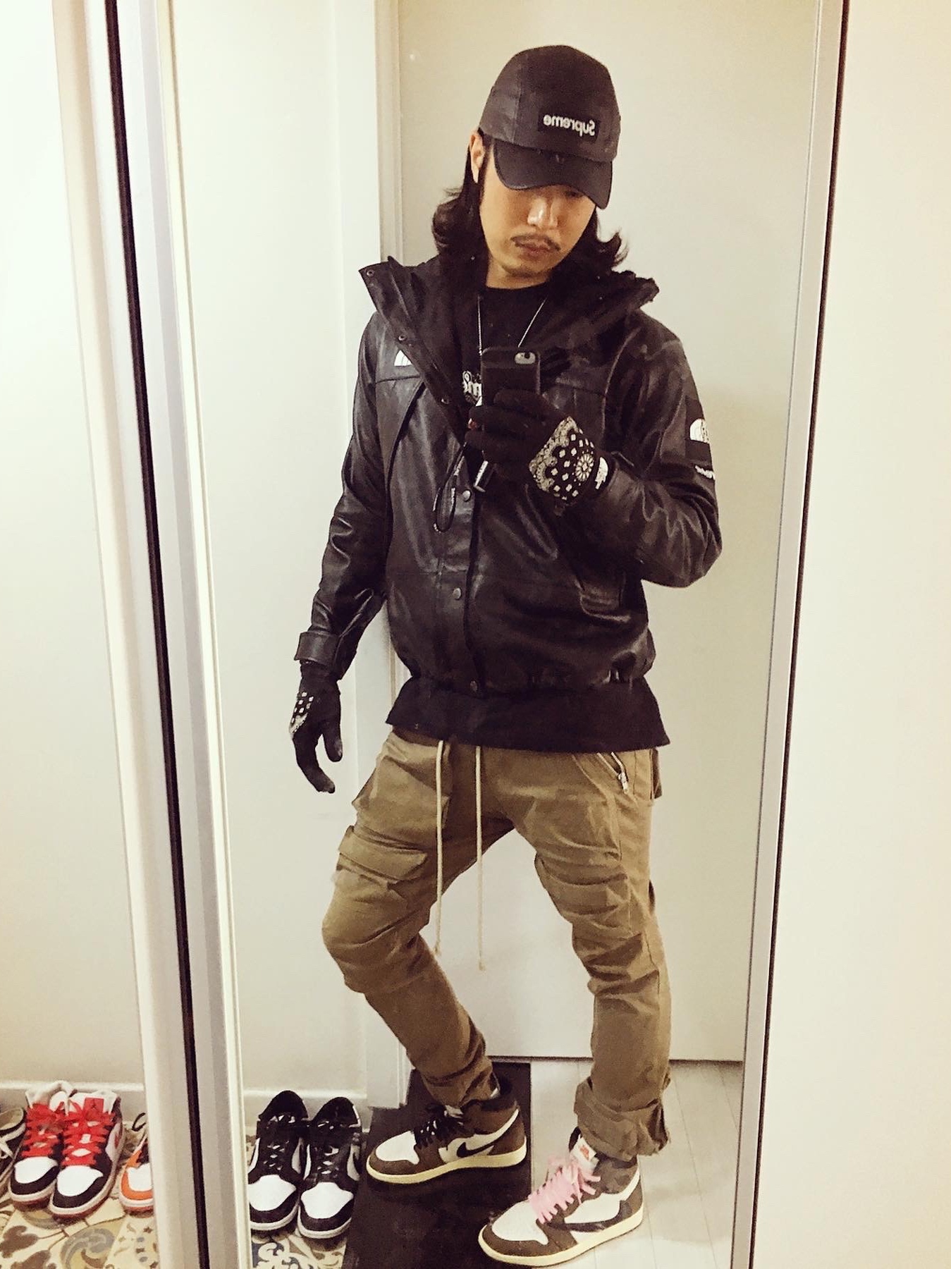 Jordan 1 x Travis Scott Retro High OG SP Mocha, Supreme Leather Camp Cap Black - 21SS 착용 스타일 - 1