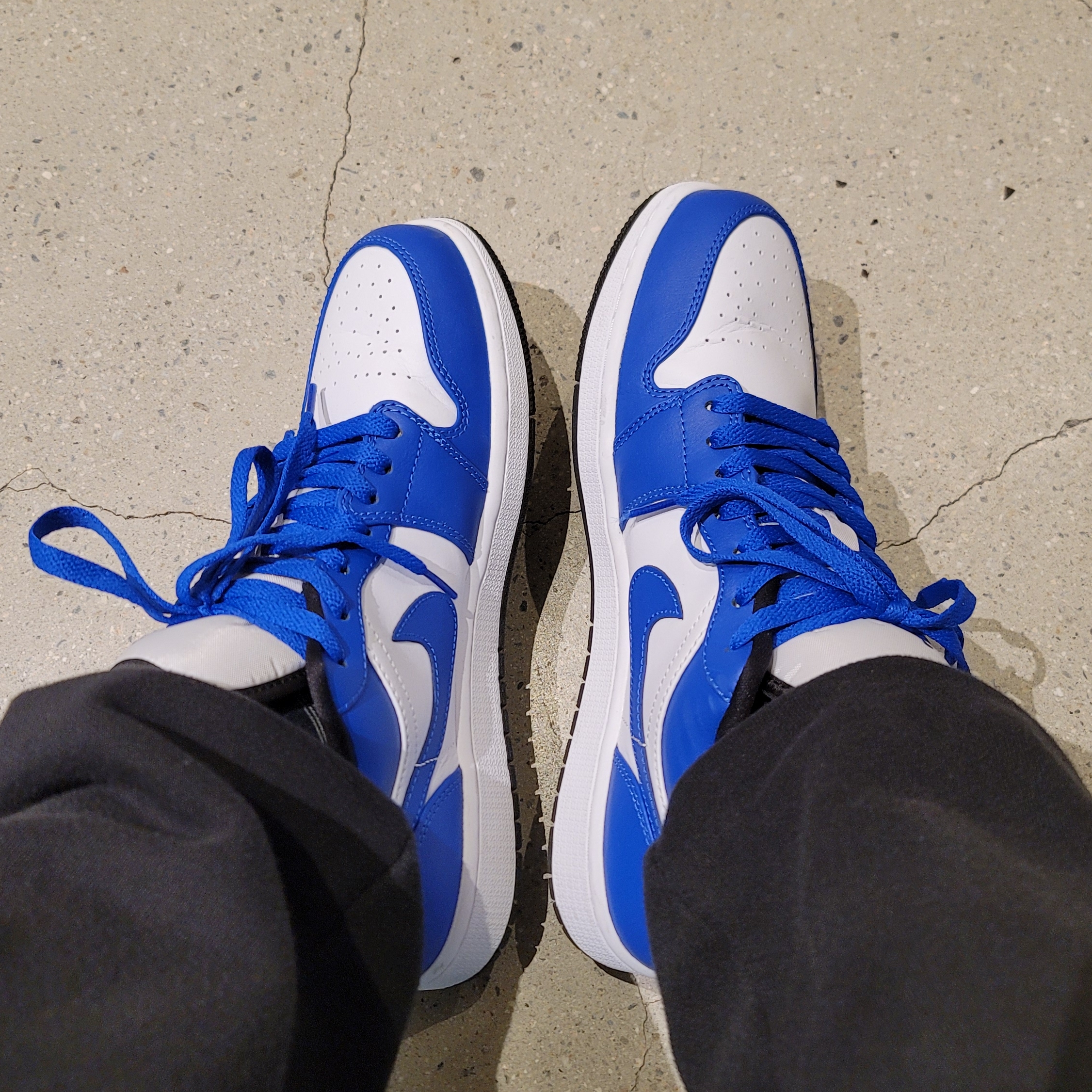 Jordan 1 Low Hyper Royal 착용 스타일