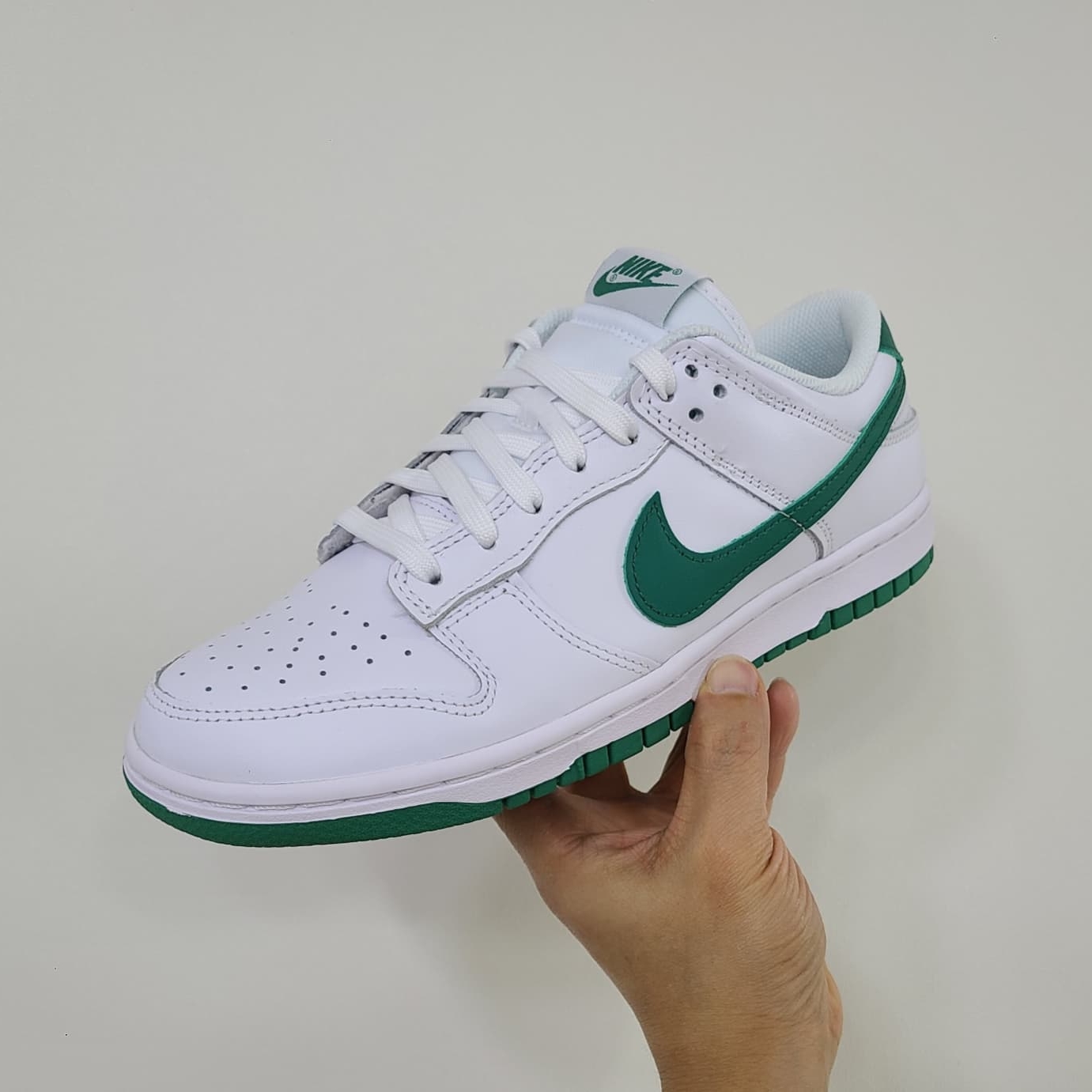 (W) Nike Dunk Low White Green 착용 스타일 - 1