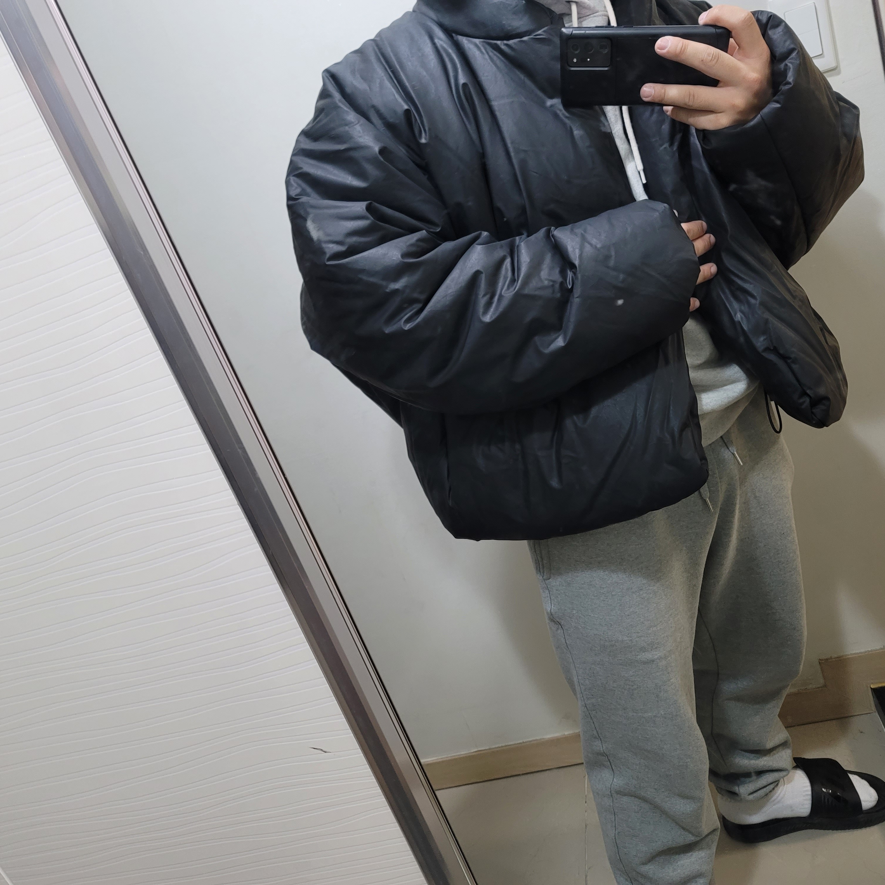 Yeezy Gap Round Jacket Black 착용 스타일 - 2