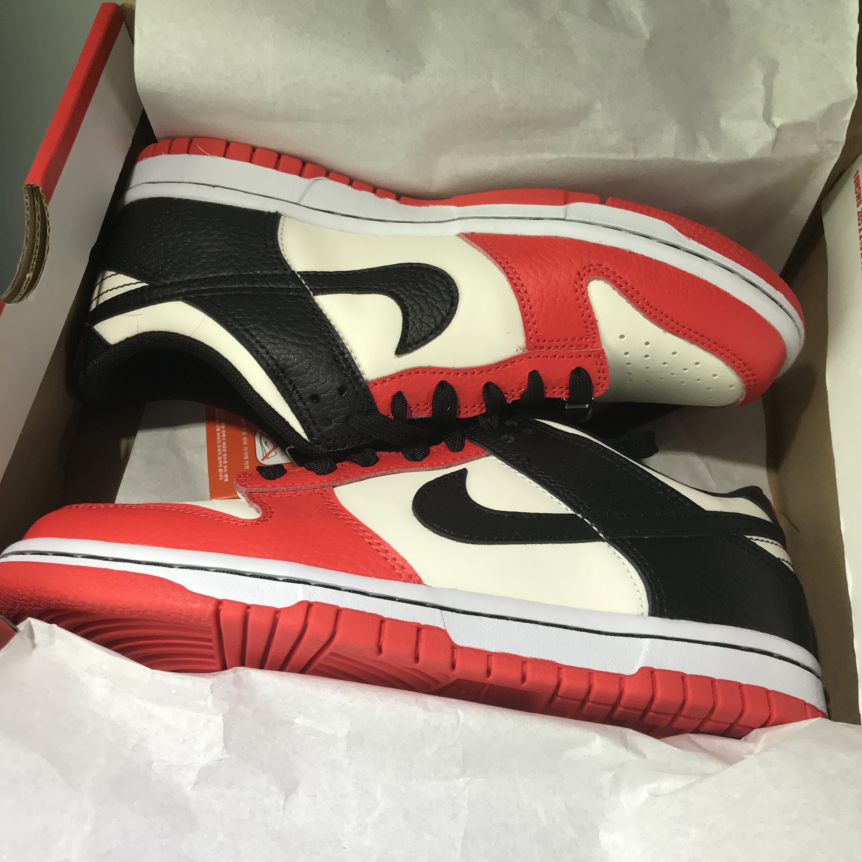 (GS) Nike x NBA Dunk Low Black and Chile Red 착용 스타일 - 3