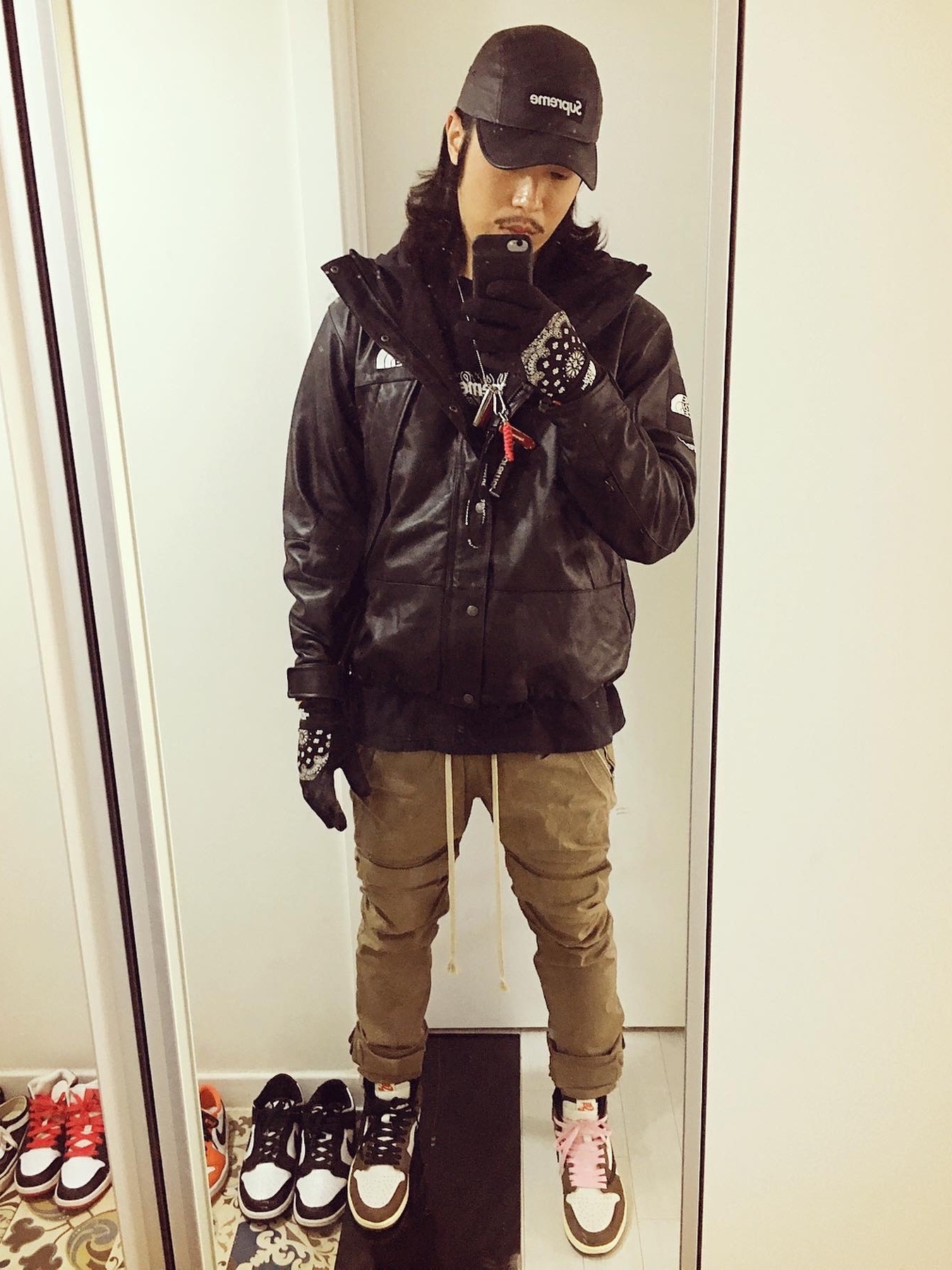 Jordan 1 x Travis Scott Retro High OG SP Mocha, Supreme Leather Camp Cap Black - 21SS 착용 스타일 - 2