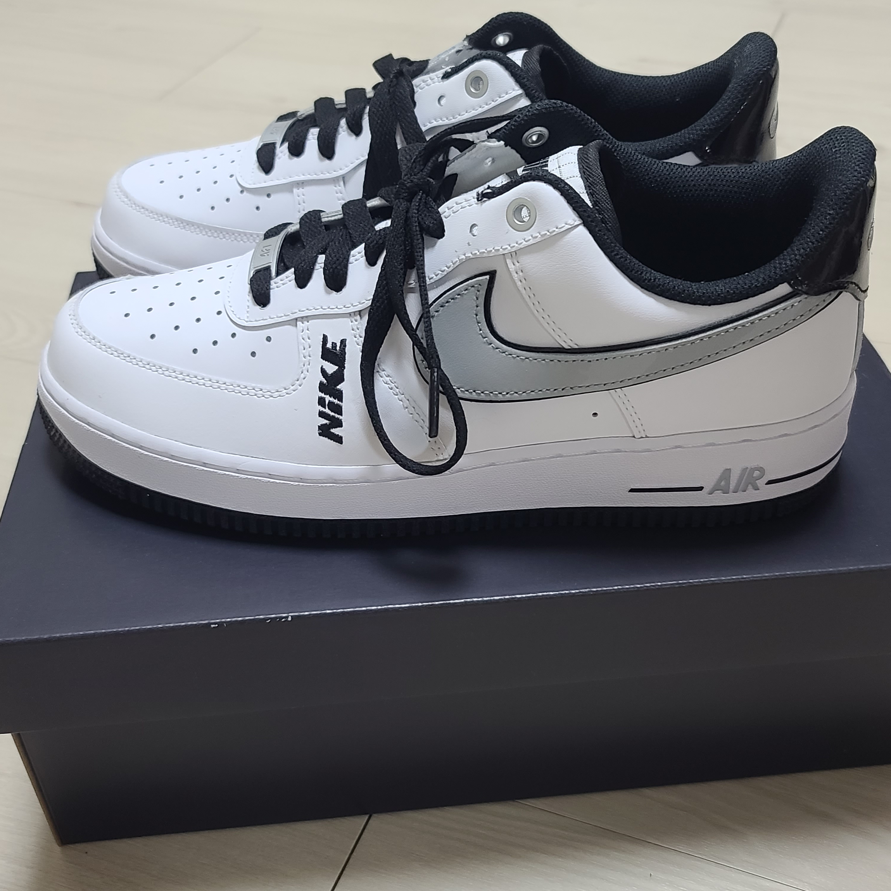 Nike Air Force 1 '07 LV8 White Black Wolf Grey 착용 스타일 - 2