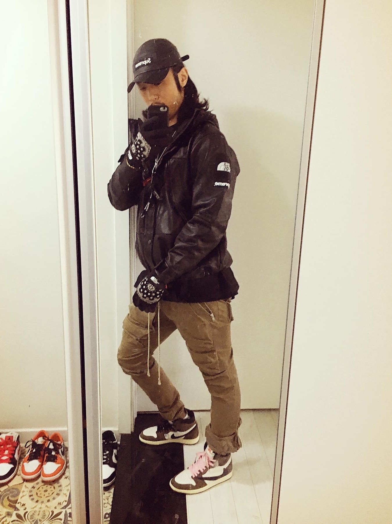 Jordan 1 x Travis Scott Retro High OG SP Mocha, Supreme Leather Camp Cap Black - 21SS 착용 스타일 - 3