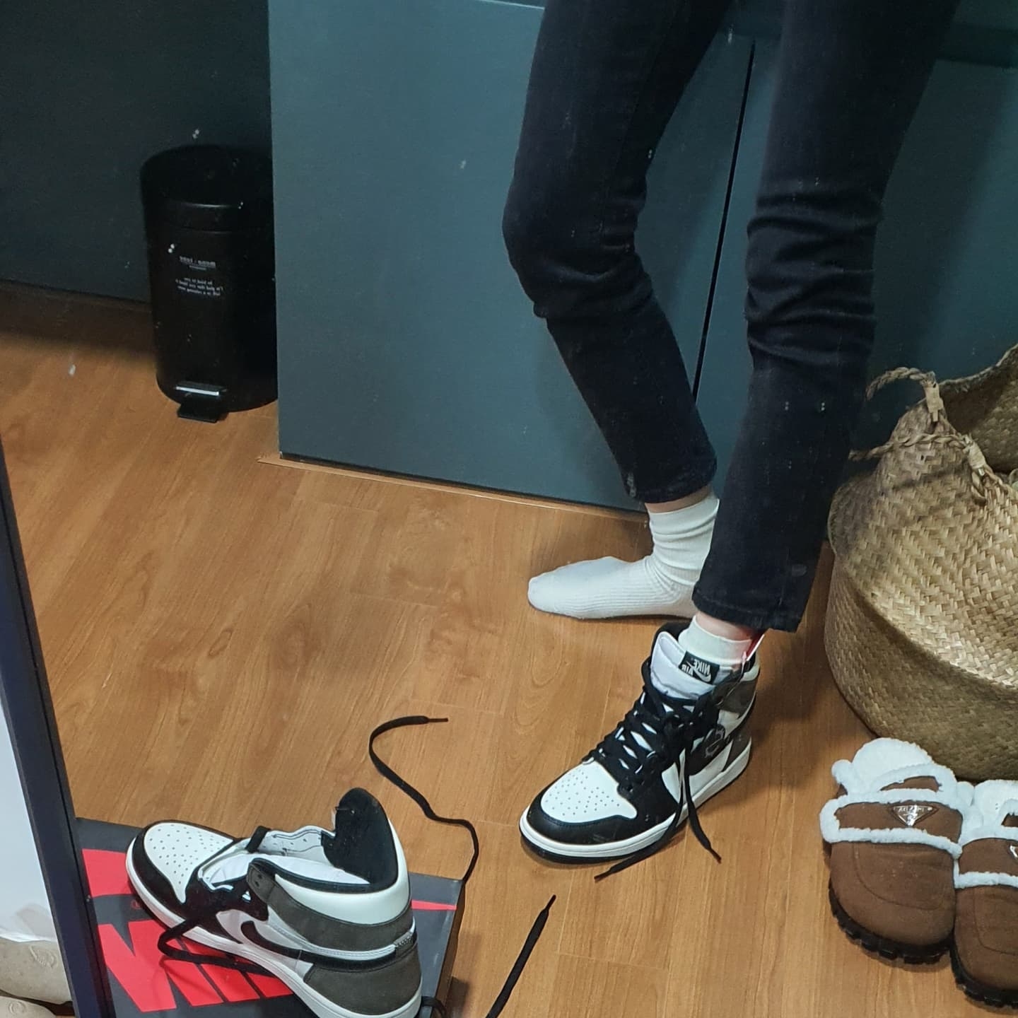 Jordan 1 Retro High OG Black Mocha 착용 스타일