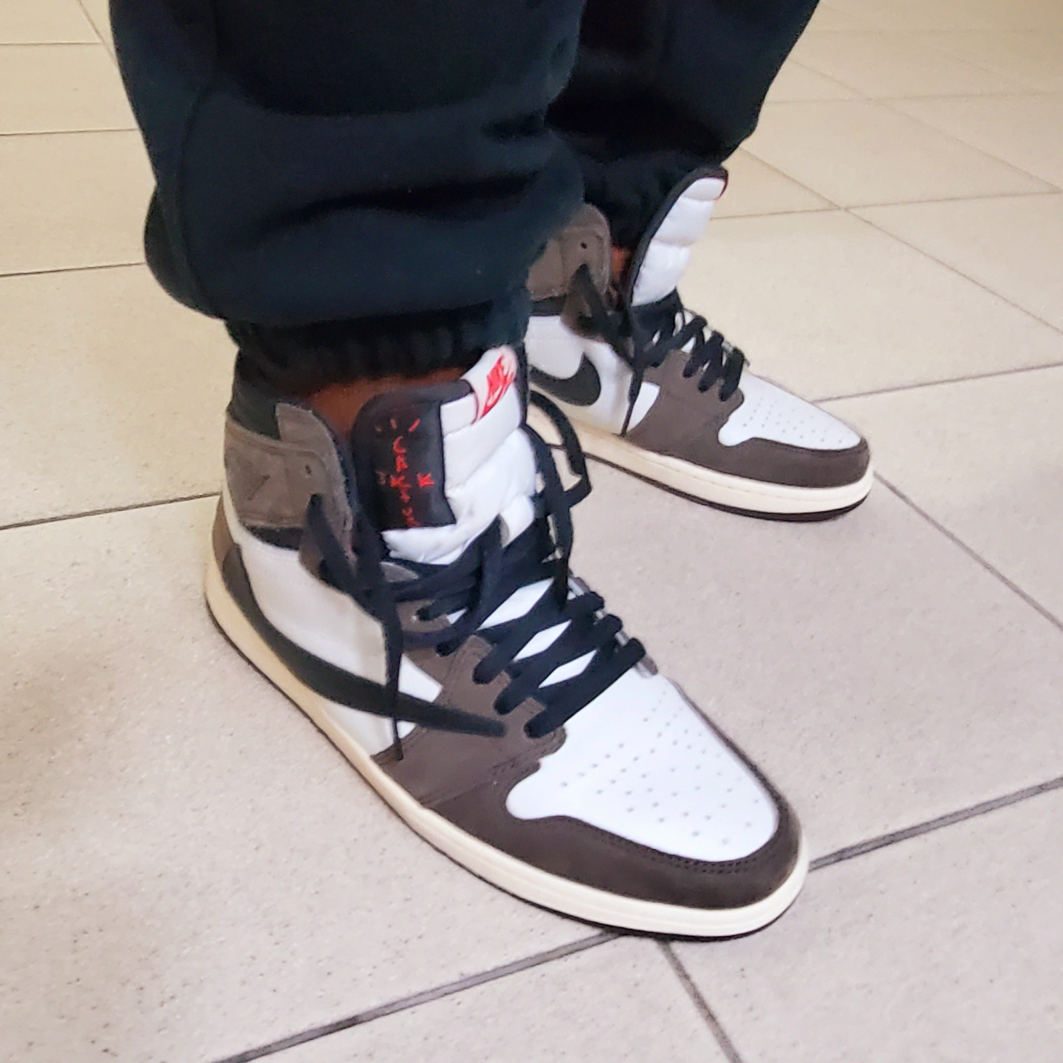 Jordan 1 x Travis Scott Retro High OG SP Mocha 착용 스타일 - 2