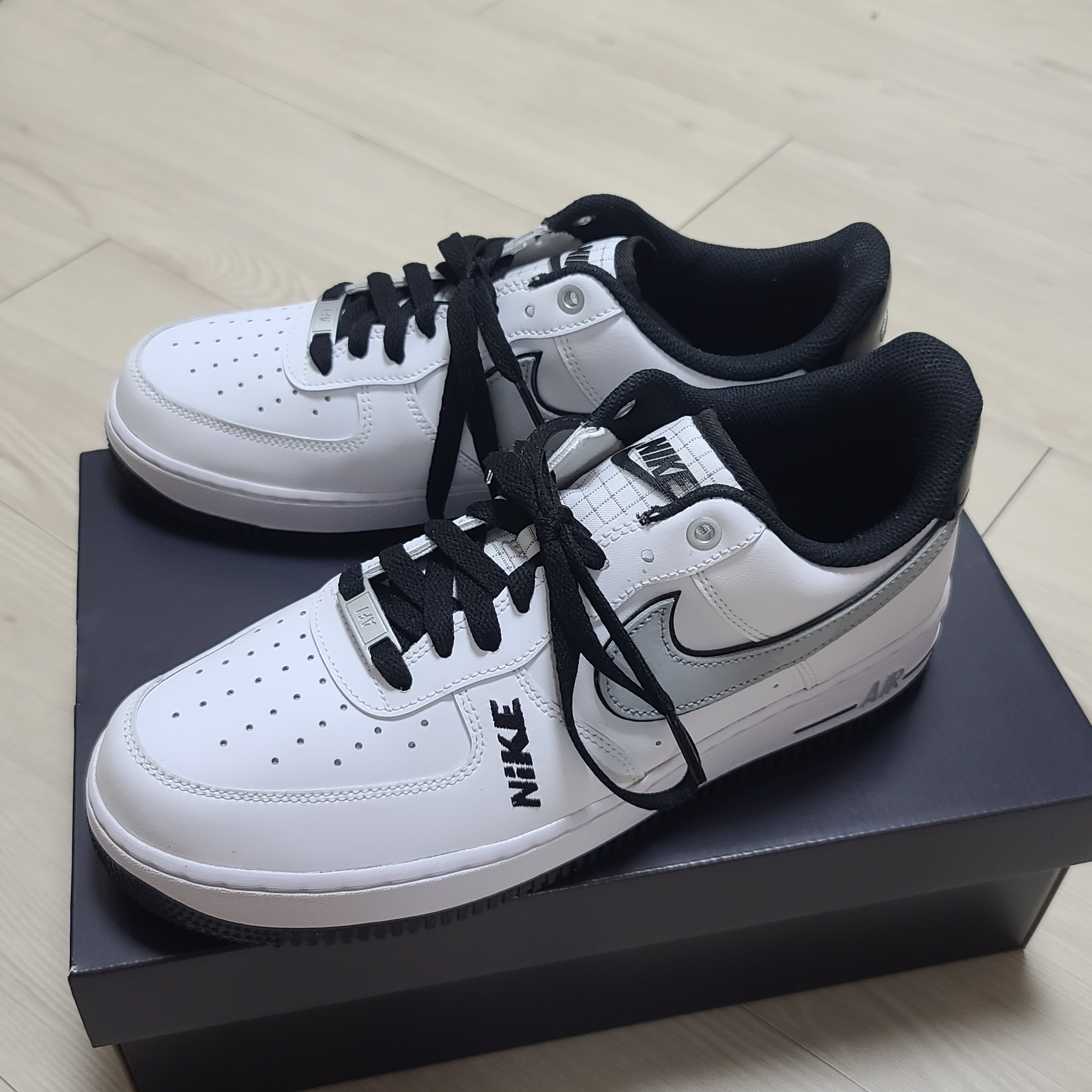 Nike Air Force 1 '07 LV8 White Black Wolf Grey 착용 스타일 - 1