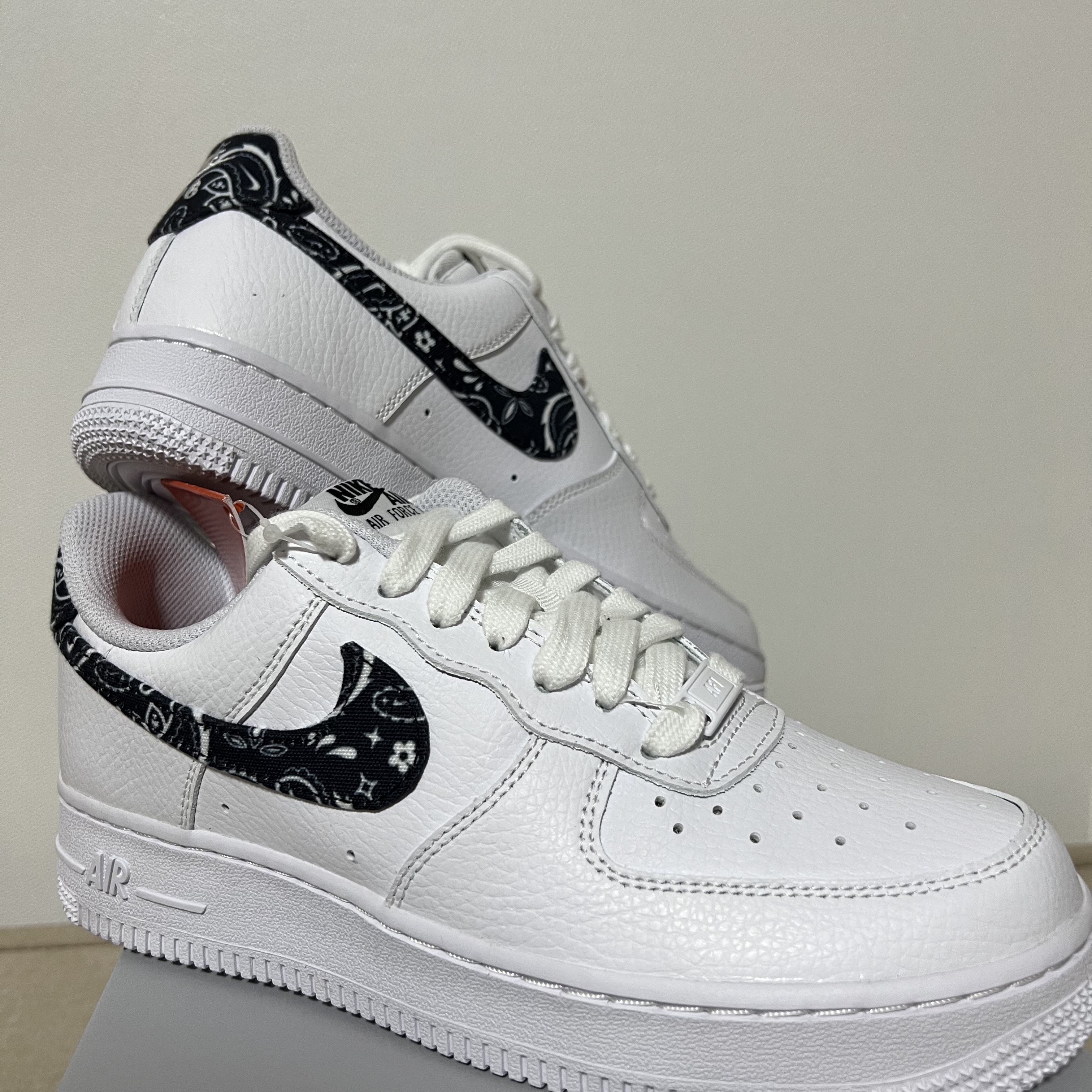 (W) Nike Air Force 1 '07 Essential Paisley Swoosh White Black 착용 스타일 - 3