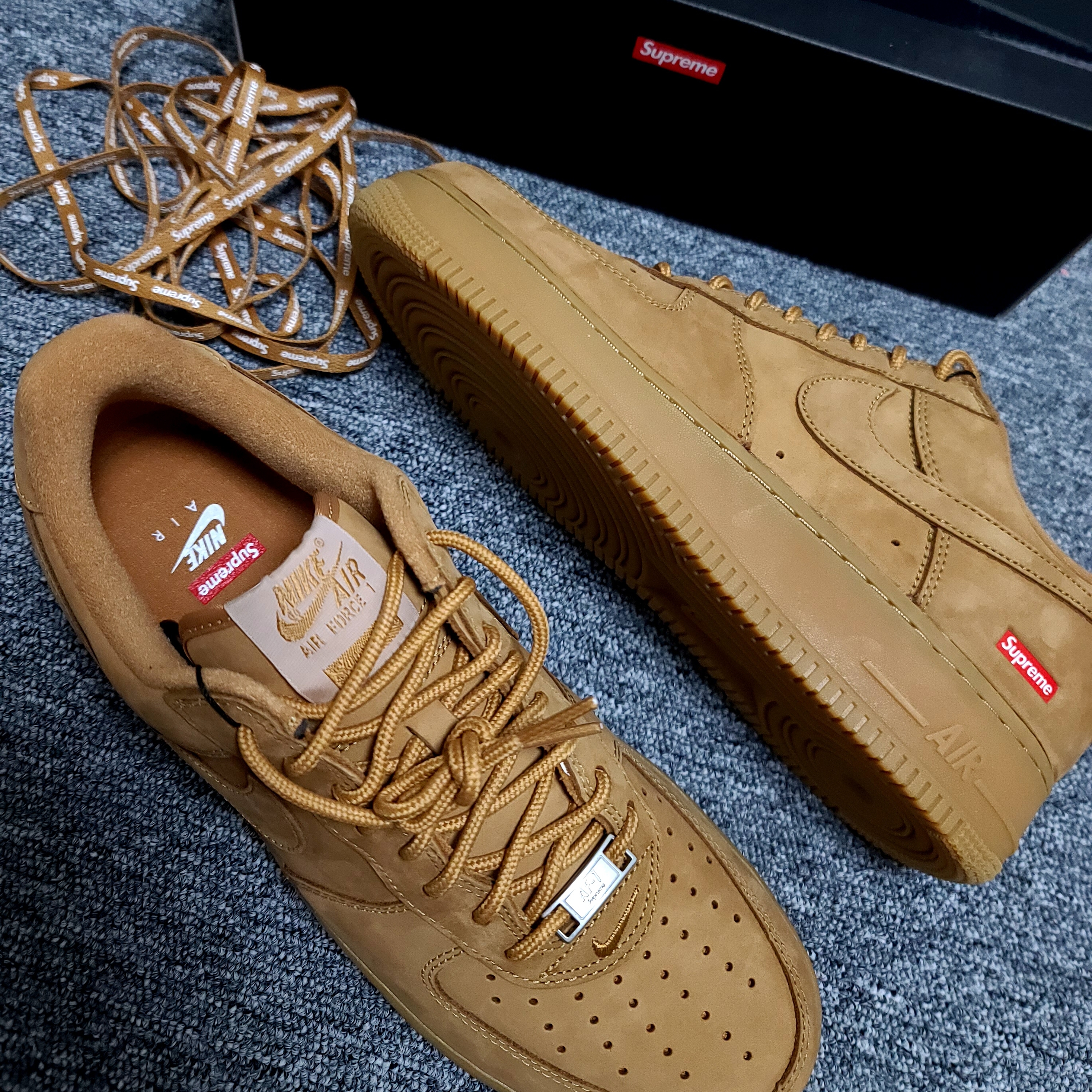 Nike x Supreme Air Force 1 Low Flax 착용 스타일