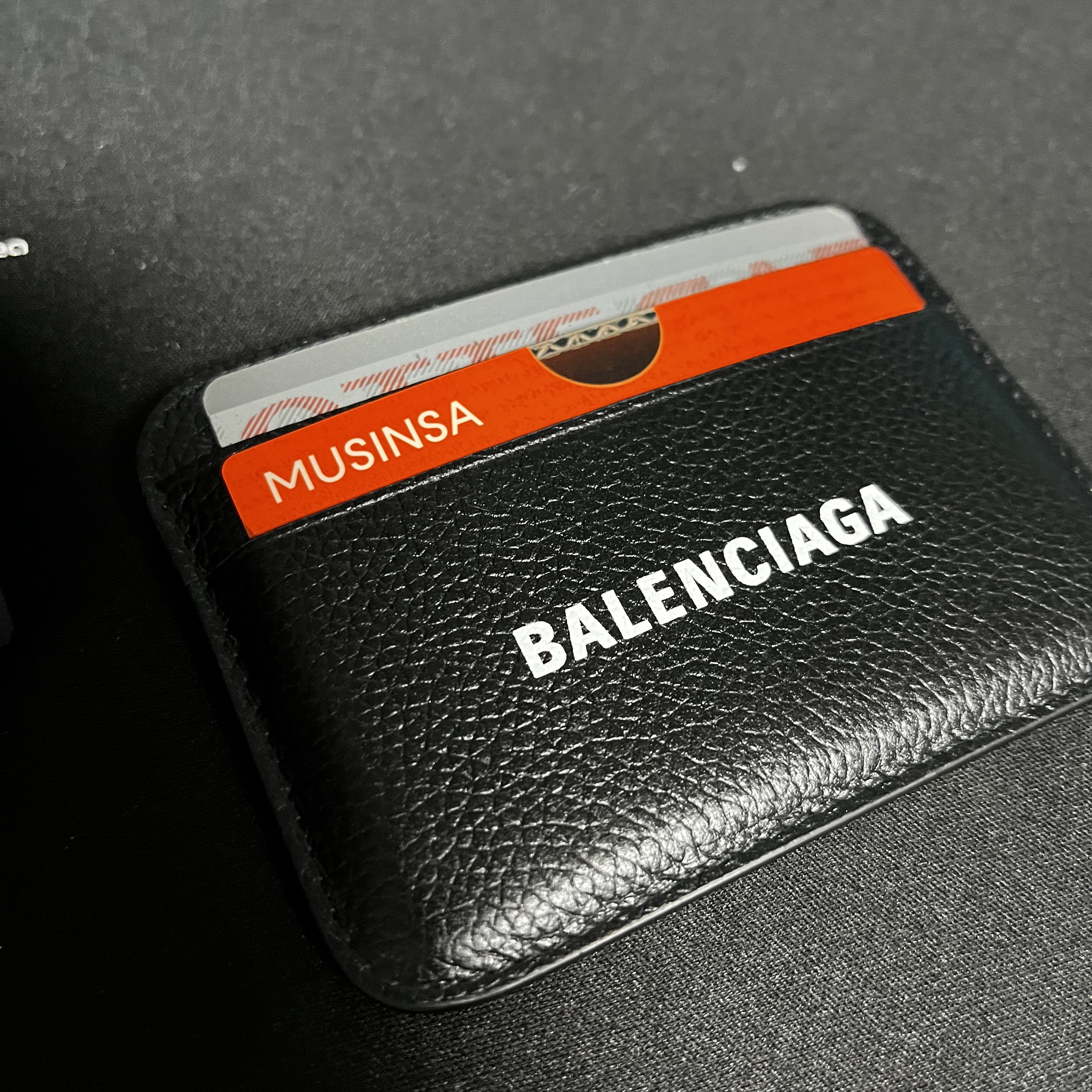 Balenciaga Grainy Leather Cash Card Holder Black 착용 스타일 - 3