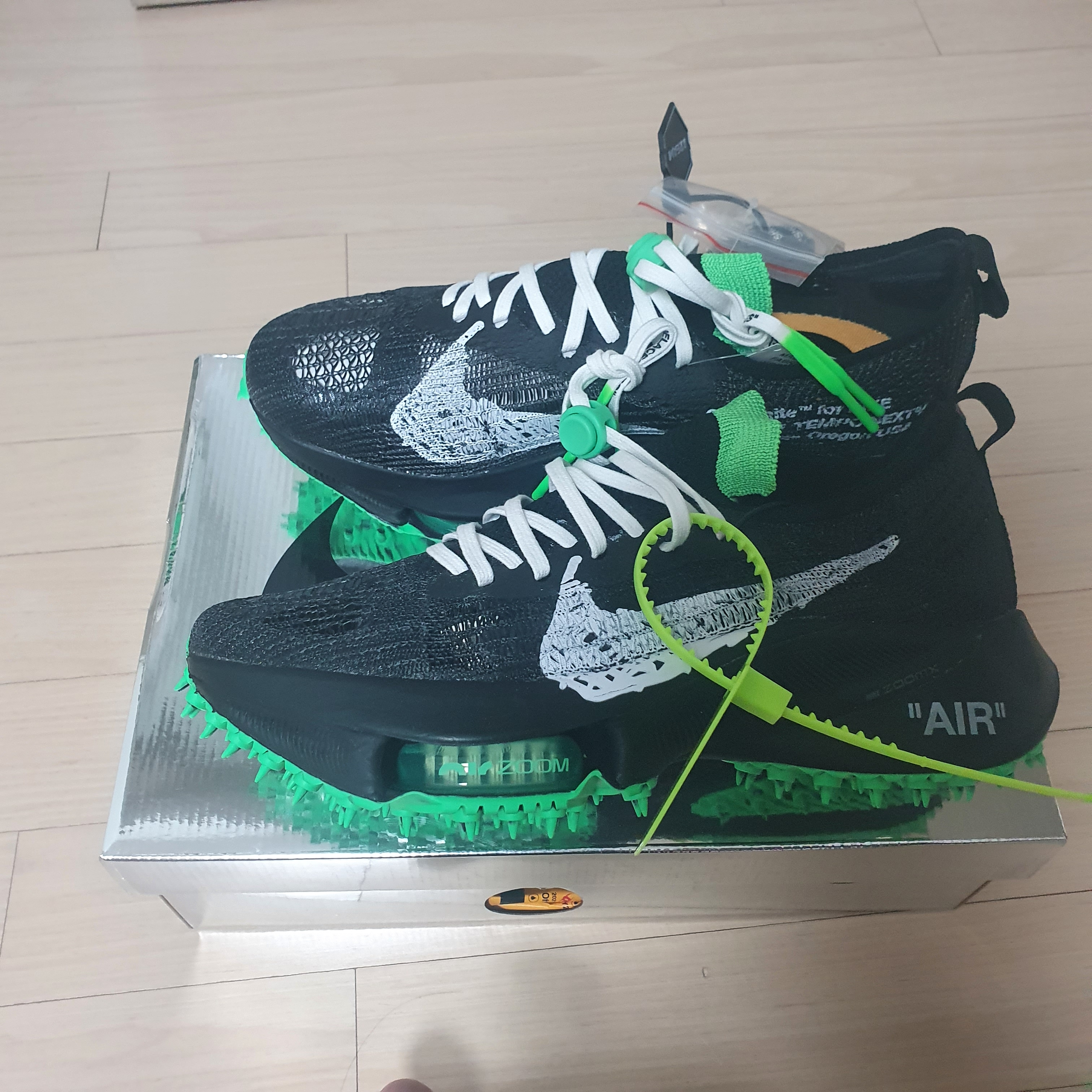 Nike x Off-White Air Zoom Tempo Next% Black, Nike x Sacai x Clot LDWaffle Cool Grey 착용 스타일 - 1