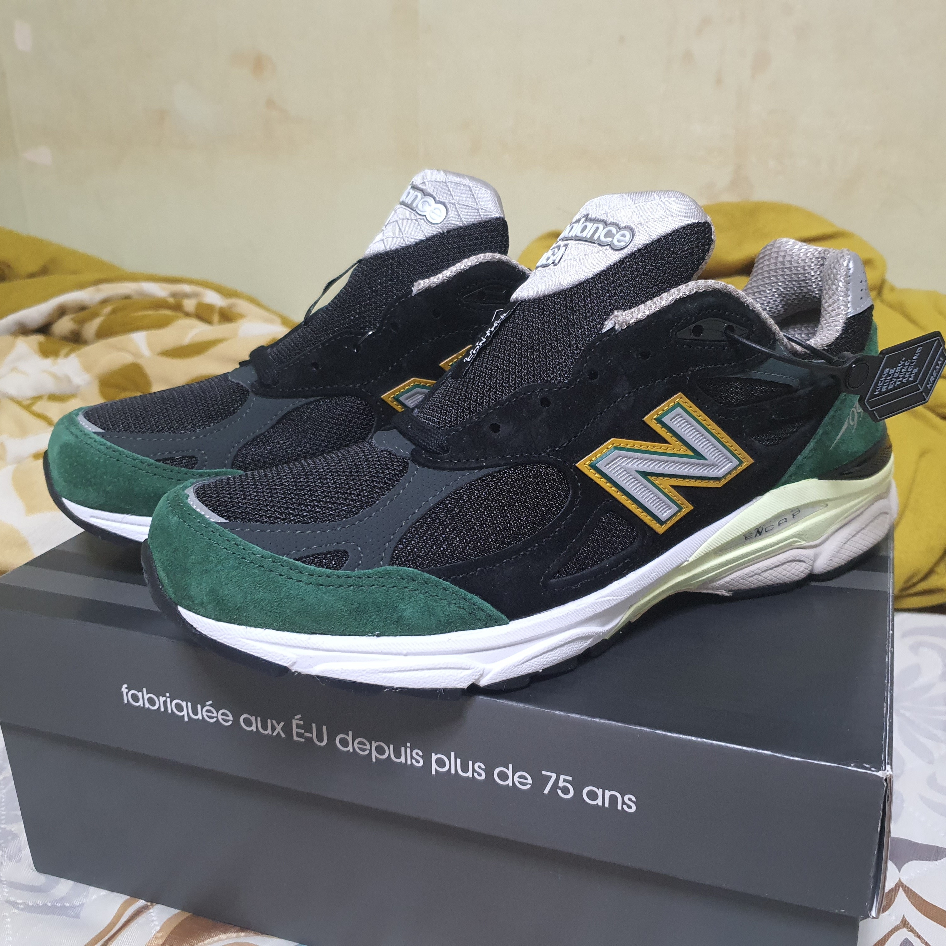 New Balance 990v3 Made in USA Black Green 착용 스타일 - 3