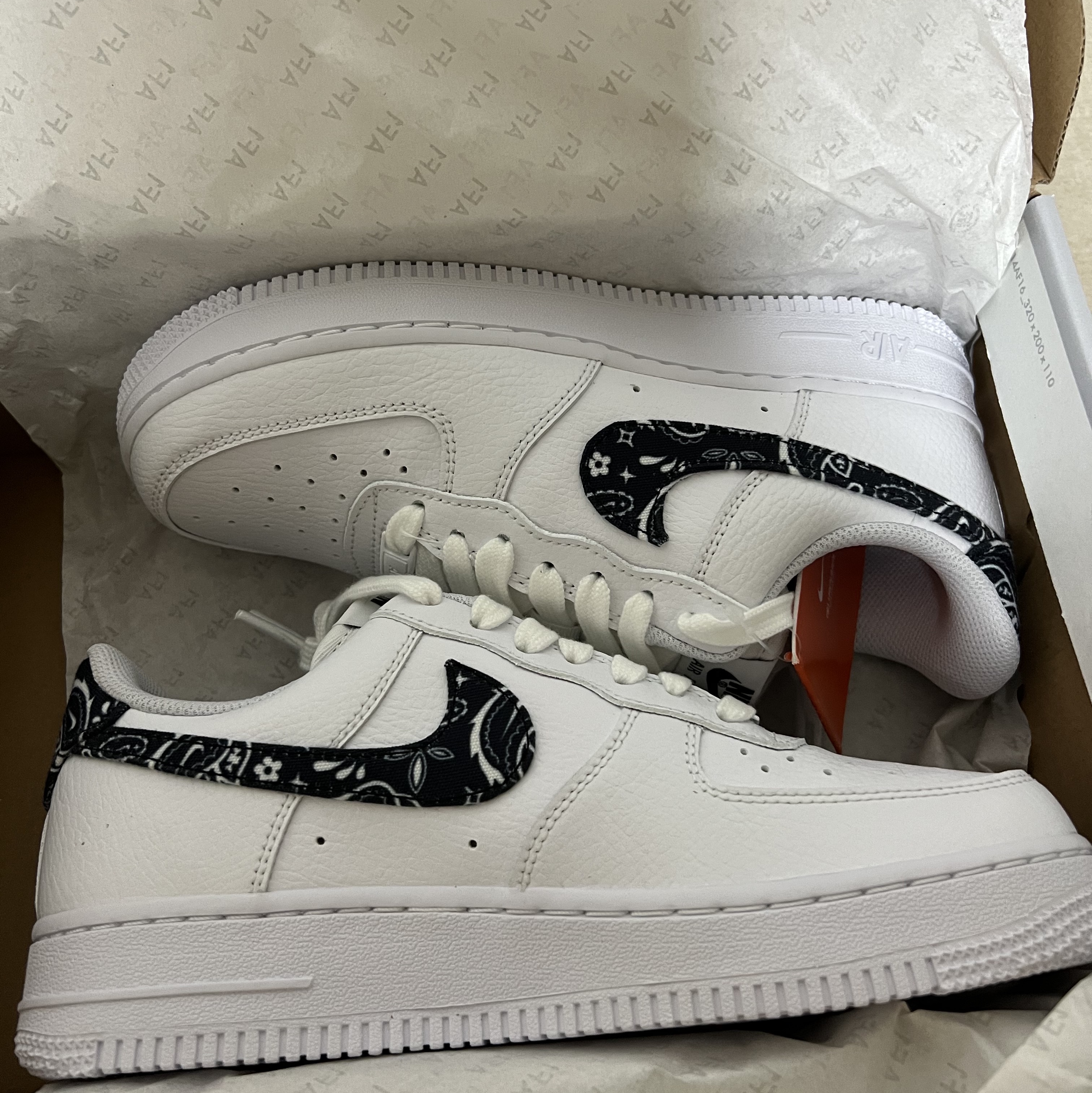 (W) Nike Air Force 1 '07 Essential Paisley Swoosh White Black 착용 스타일 - 1