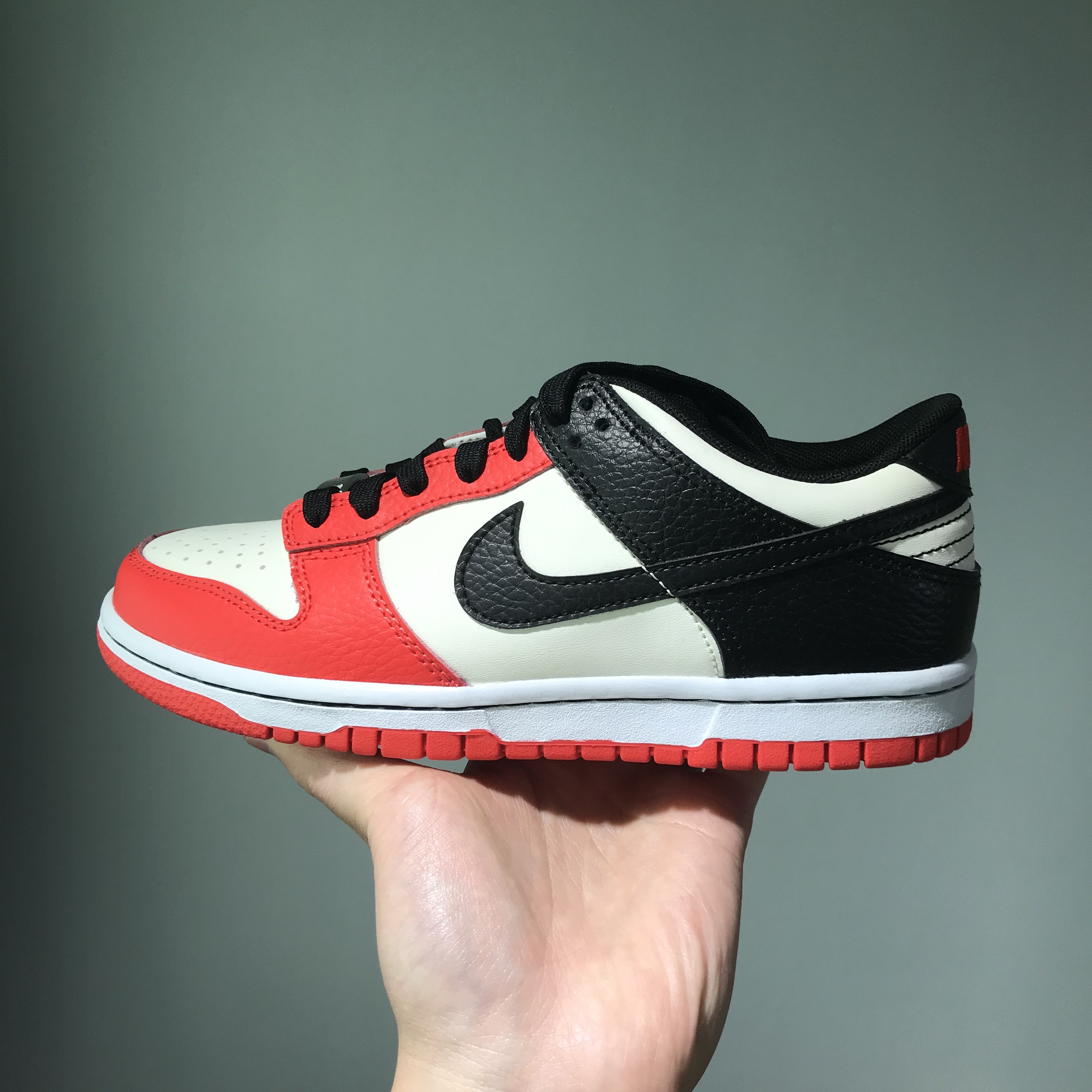 (GS) Nike x NBA Dunk Low Black and Chile Red 착용 스타일 - 1