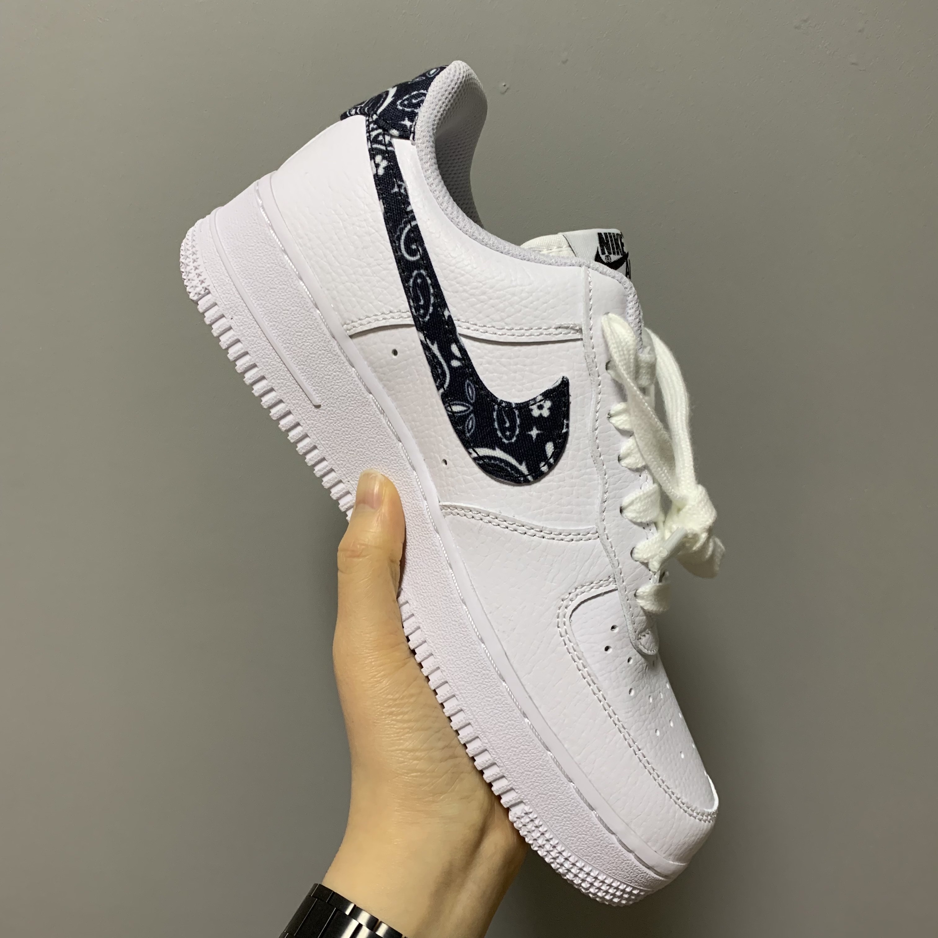 (W) Nike Air Force 1 '07 Essential Paisley Swoosh White Black 착용 스타일 - 2