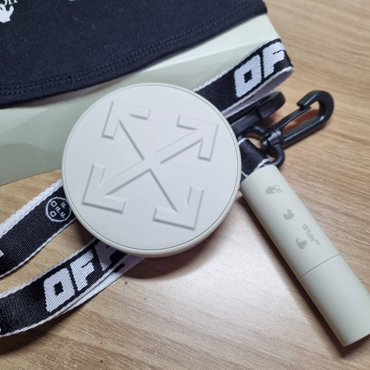 Off-White x Amore Pacific Protection Box (Without Cosmetics) 착용 스타일 - 2