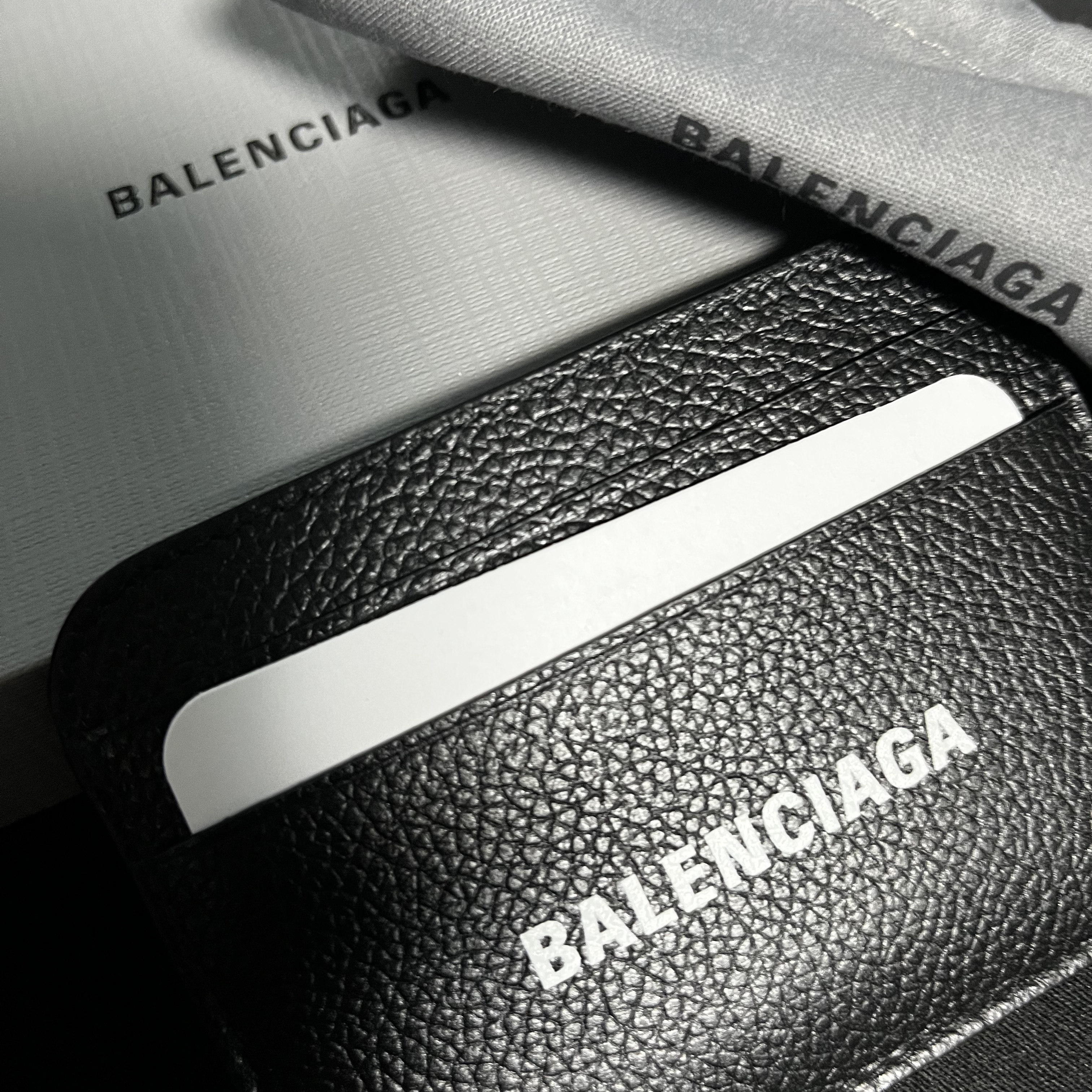 Balenciaga Grainy Leather Cash Card Holder Black 착용 스타일 - 1