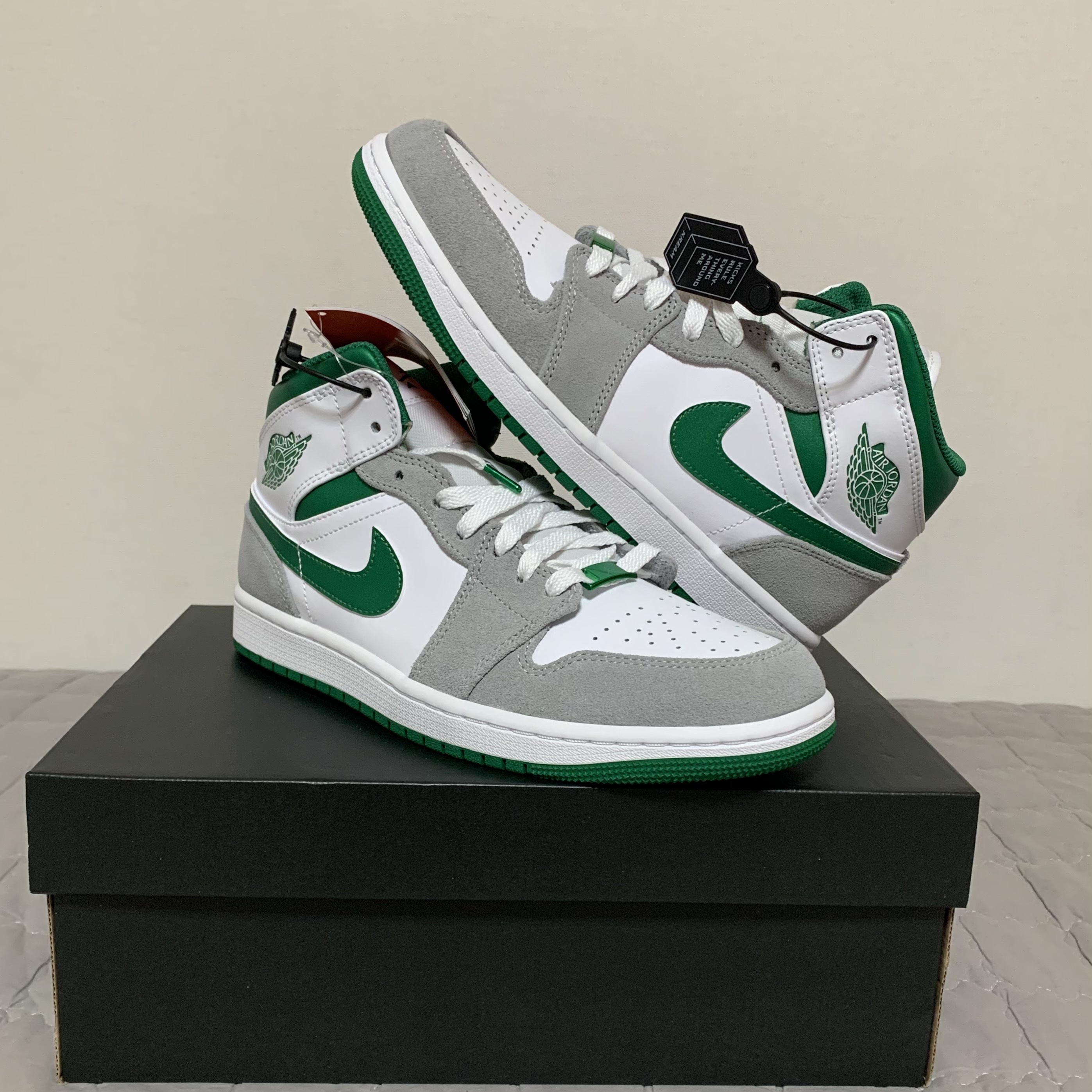 Jordan 1 Mid SE Pine Green Light Smoke Grey 착용 스타일 - 2