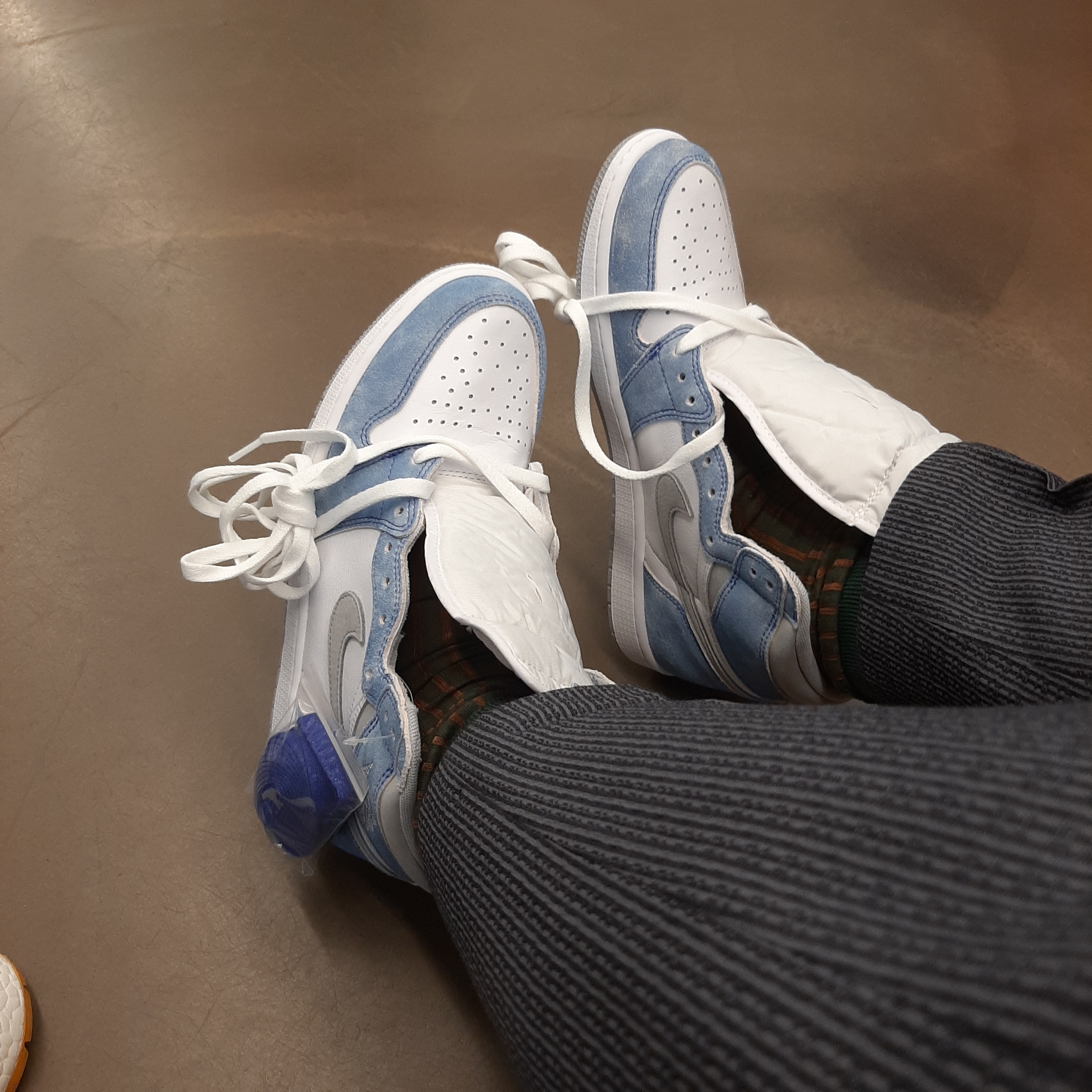 Jordan 1 Retro High OG Hyper Royal, Jordan 1 Retro High OG University Blue 착용 스타일 - 1
