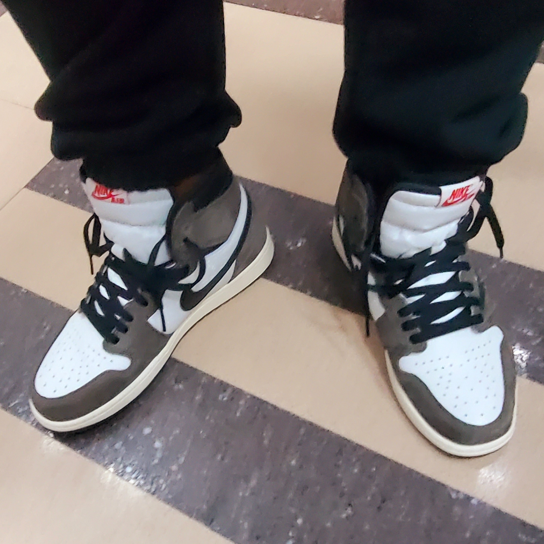 Jordan 1 x Travis Scott Retro High OG SP Mocha 착용 스타일 - 5