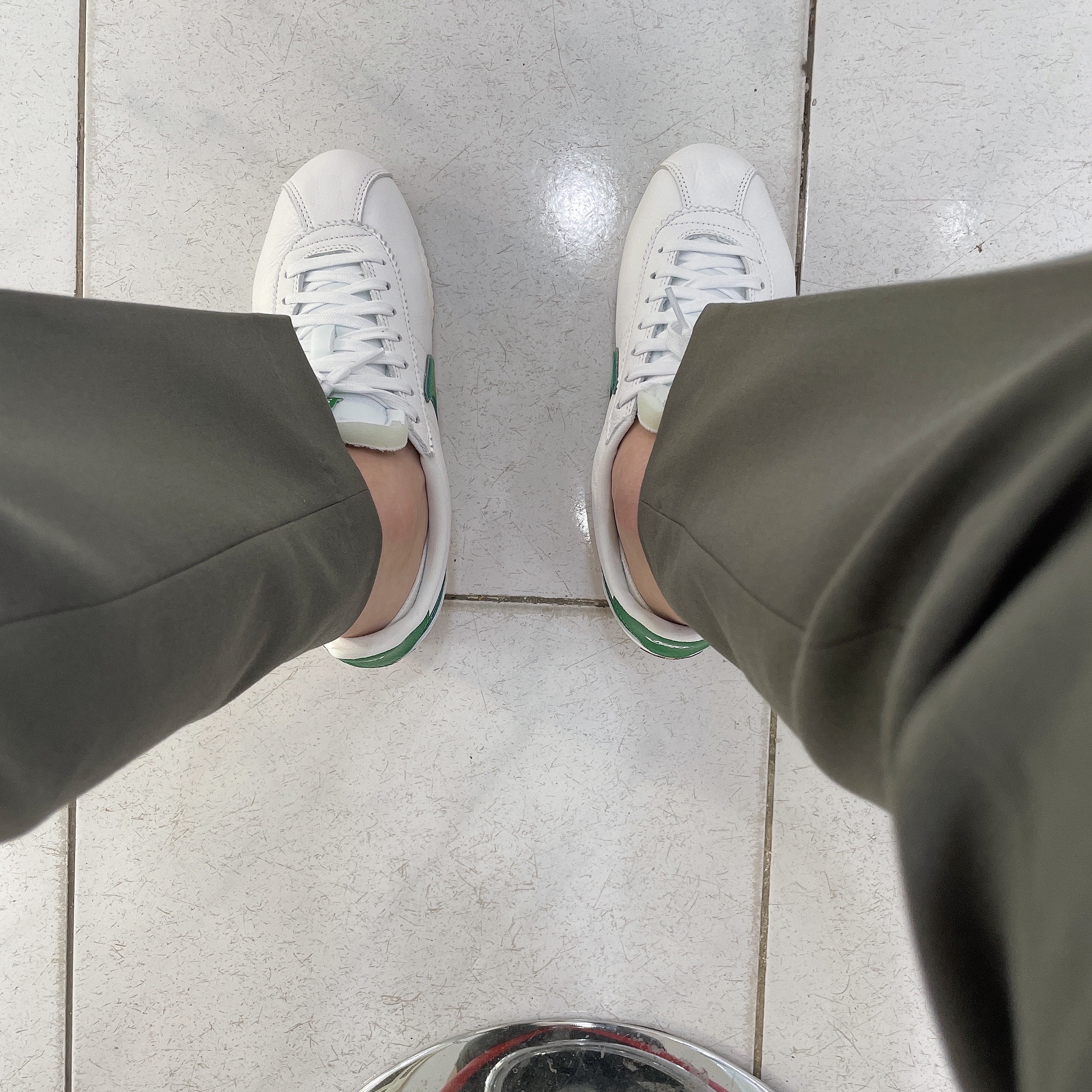 Nike x Stranger Things Classic Cortez Hawkins High School 착용 스타일